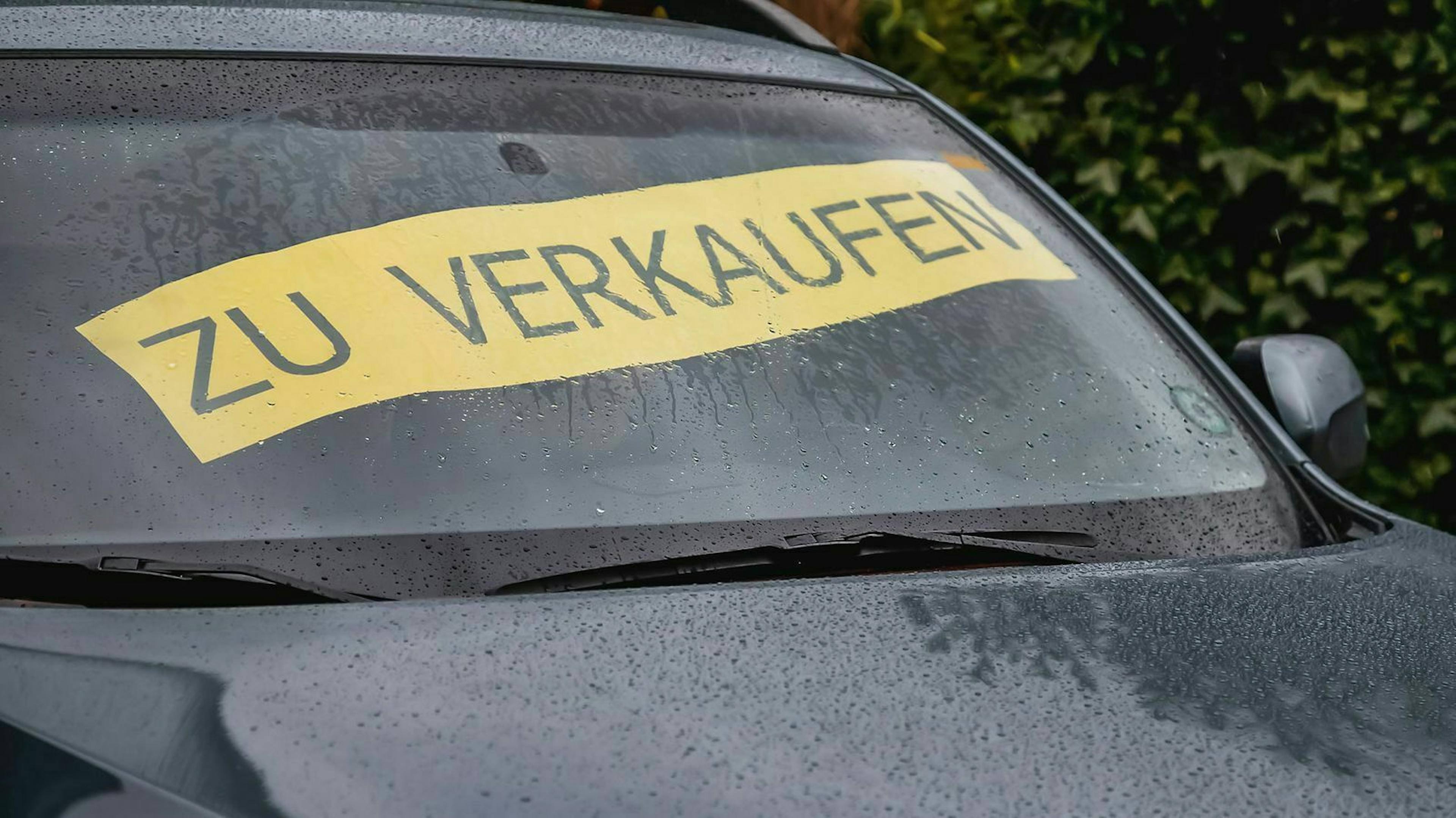 Ein Zettel in der Scheibe kann Interessenten auf den Gebrauchtwagen aufmerksam machen.