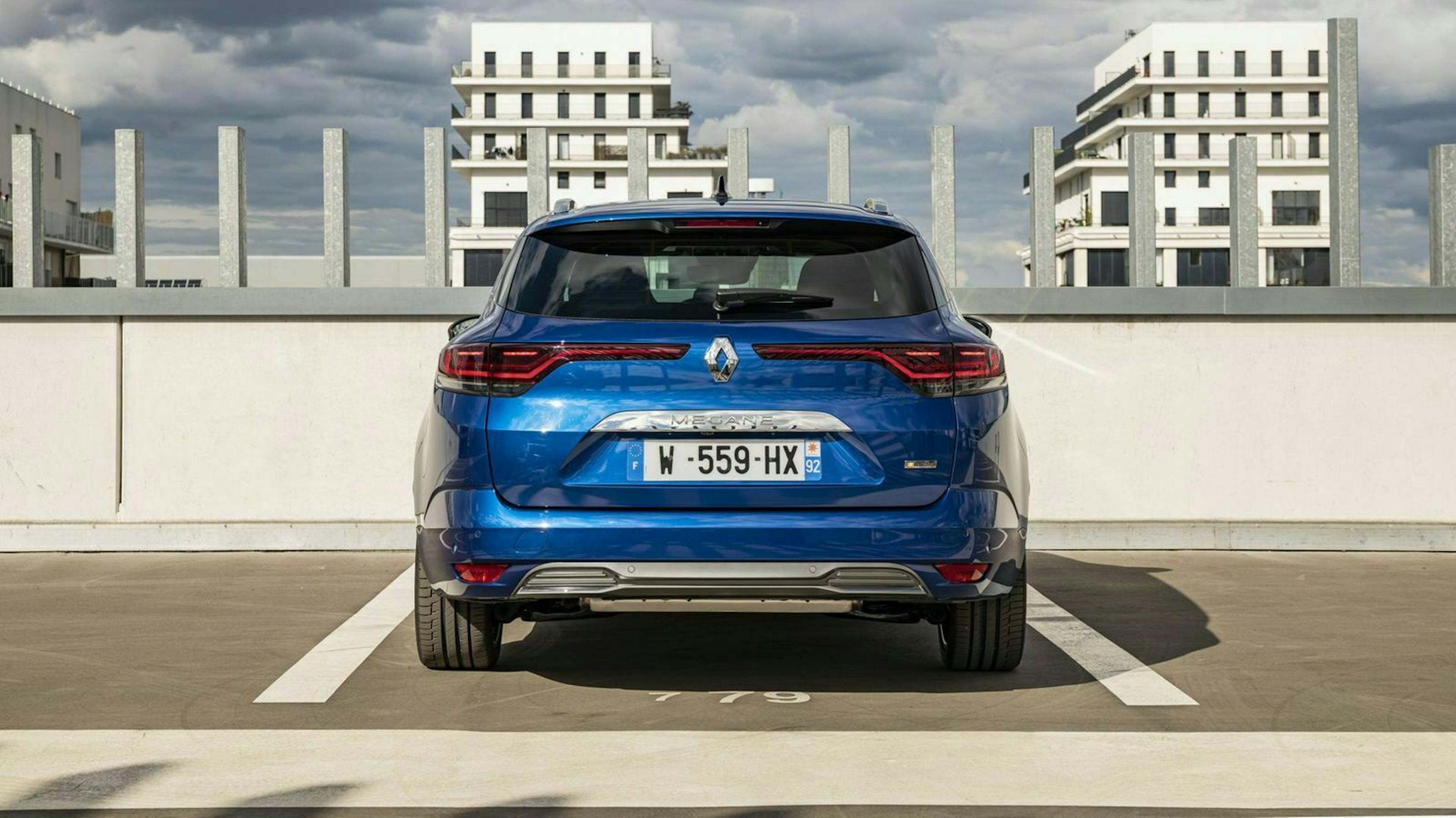 Zu sehen ist das Heck des Renault Mégane Grandtour E-Tech
