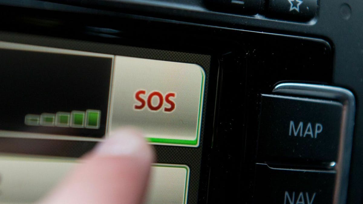 Person drückt auf einen SOS-Knopf