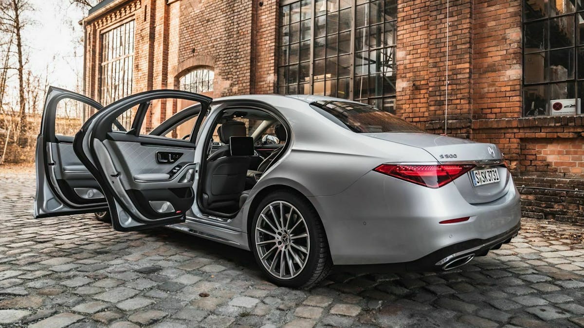 Zu sehen ist die Mercedes_S-Klasse 2020 mit offenen Türen