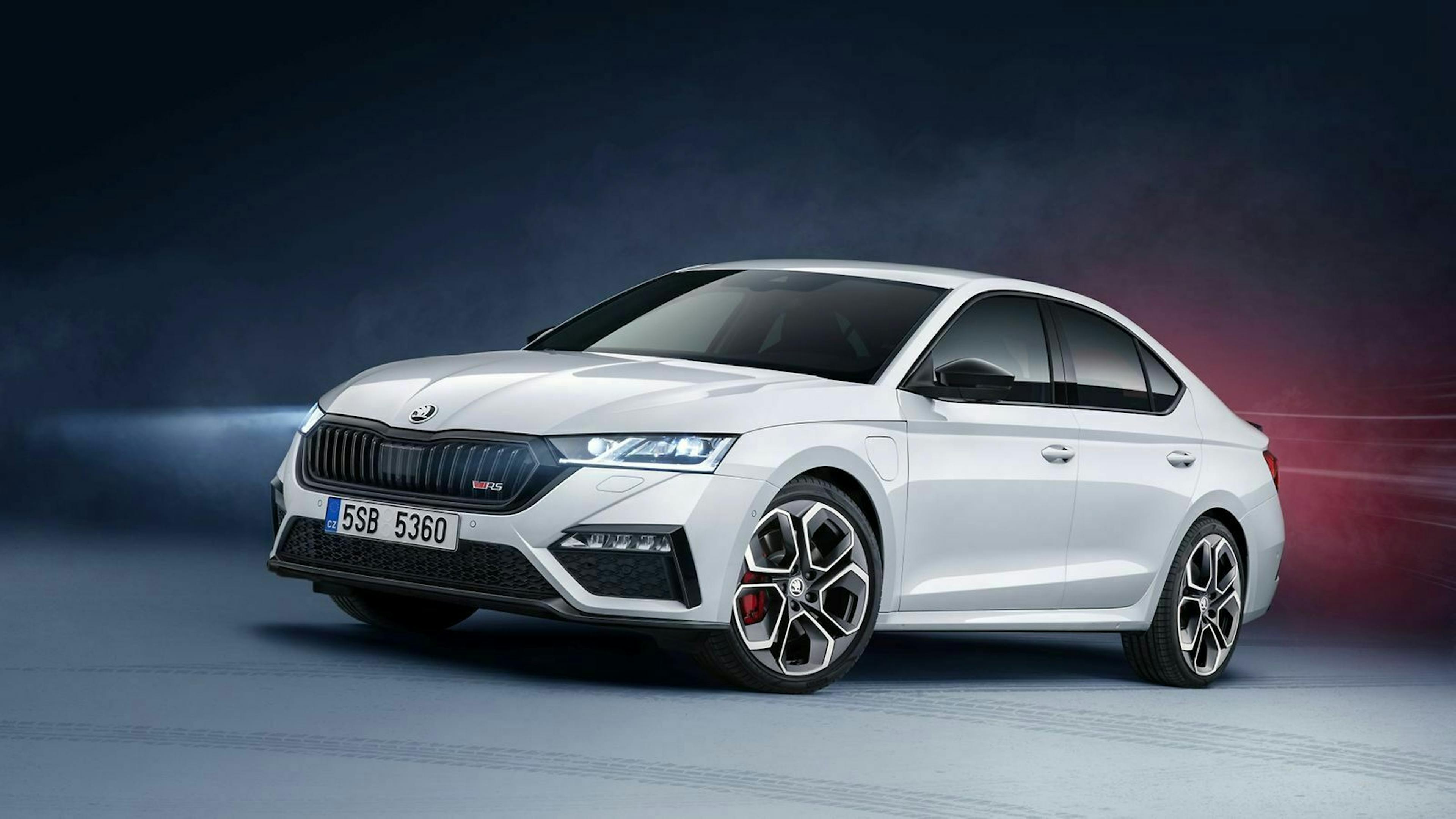 Der neue ŠKODA OCTAVIA RS iV in der Ansicht von vorne links, stehend