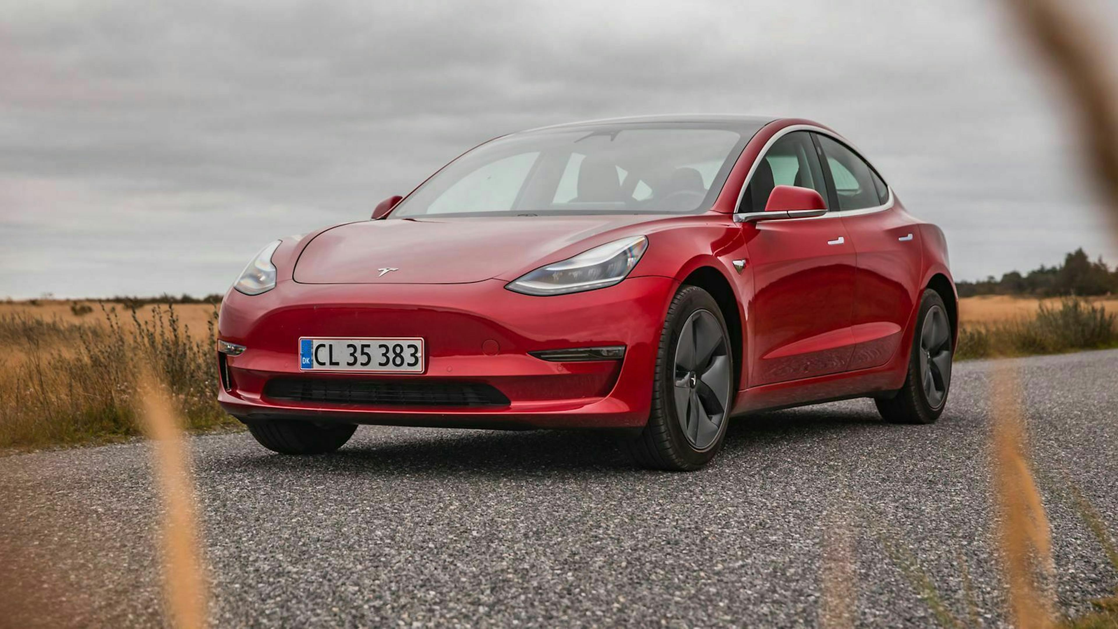 Die Lenkung fällt angenehm direkt aus, der Tesla reagiert spontan auf jeden Lenkbefehl und setzt ihn präzise um