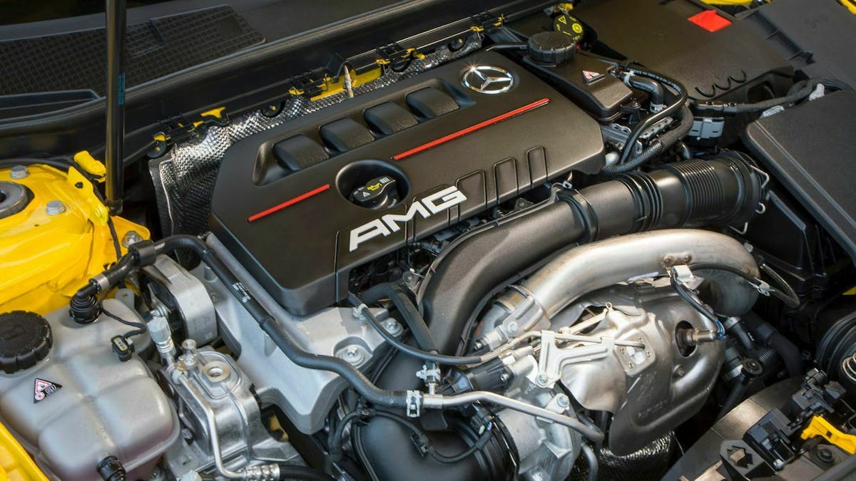 Mercedes-AMG A35 Blick unter die Motorhaube