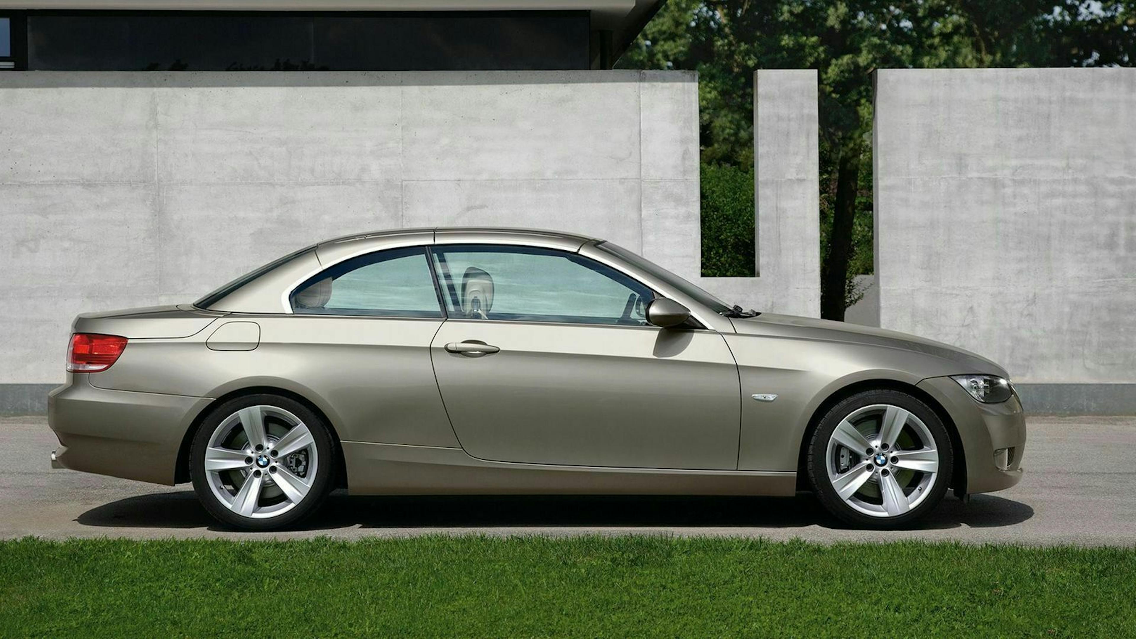 BMW E93 in Seitenansicht stehend