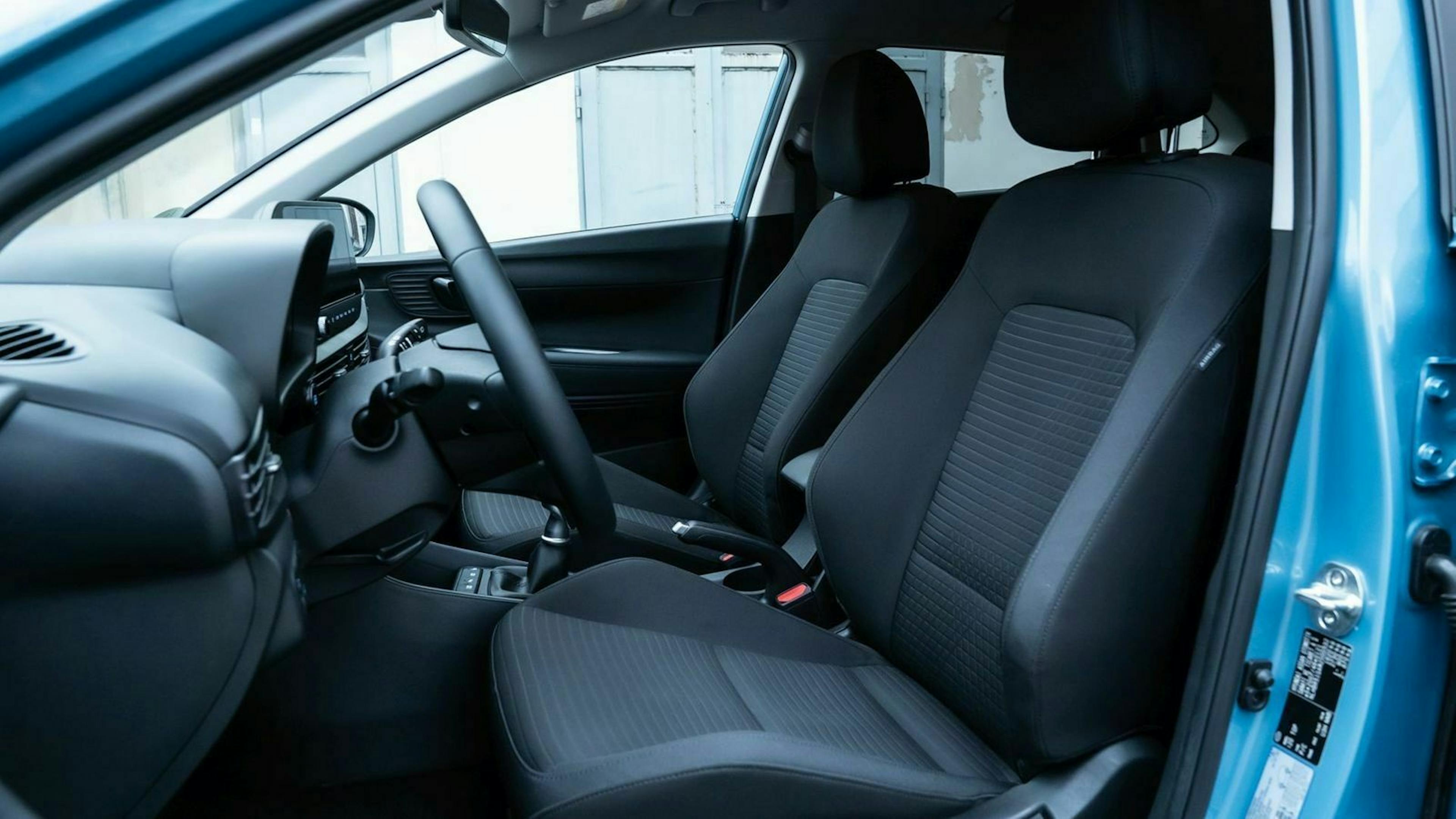 Zu sehen sind die Vordersitze des Hyundai i20 2020 