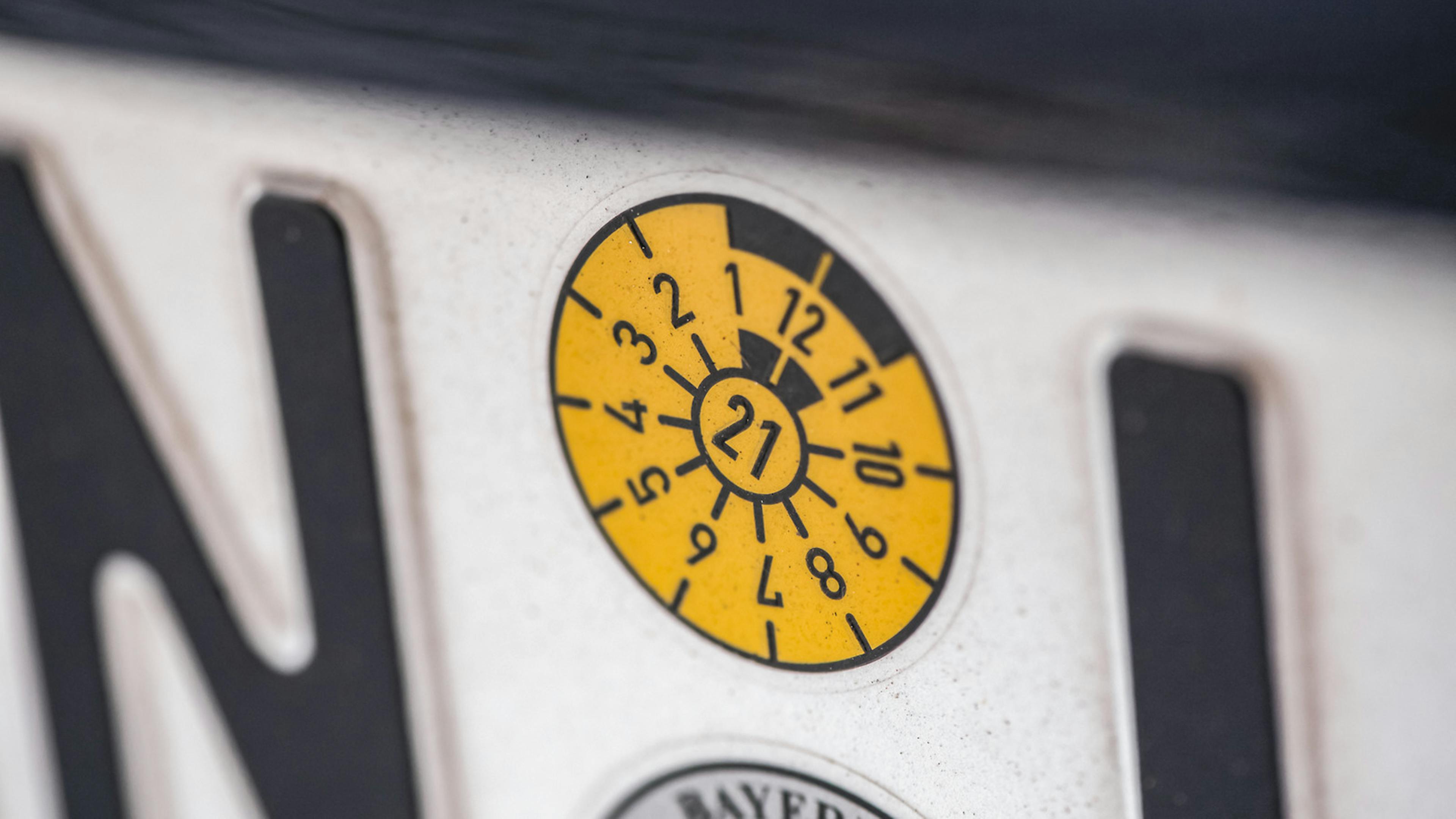 Nahaufnahme einer TÜV-Plakette.