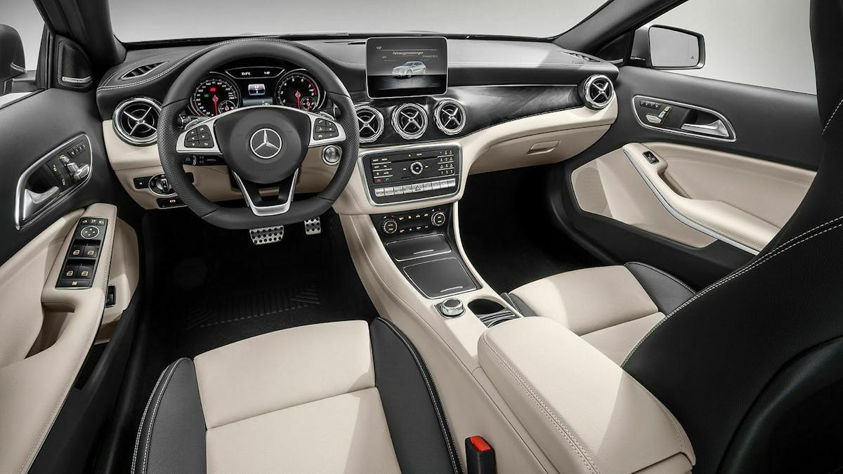 Zu sehen ist das Cockpit des Mercedes GLA X156