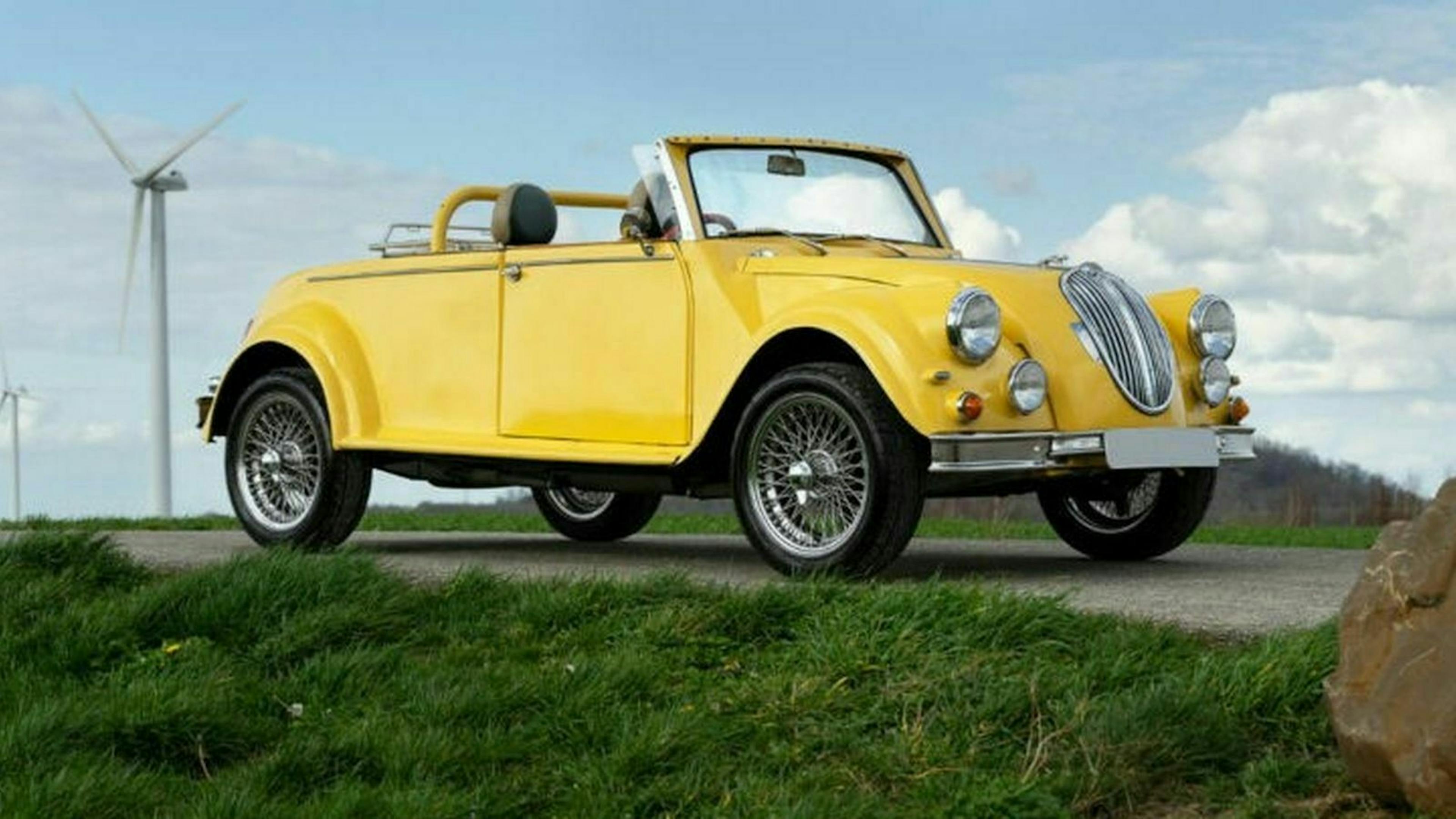 Zu sehen ist der Citroen 2 CV 6 Jaguar Ente Umbau 