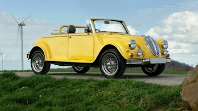 Zu sehen ist der Citroen 2 CV 6 Jaguar Ente Umbau