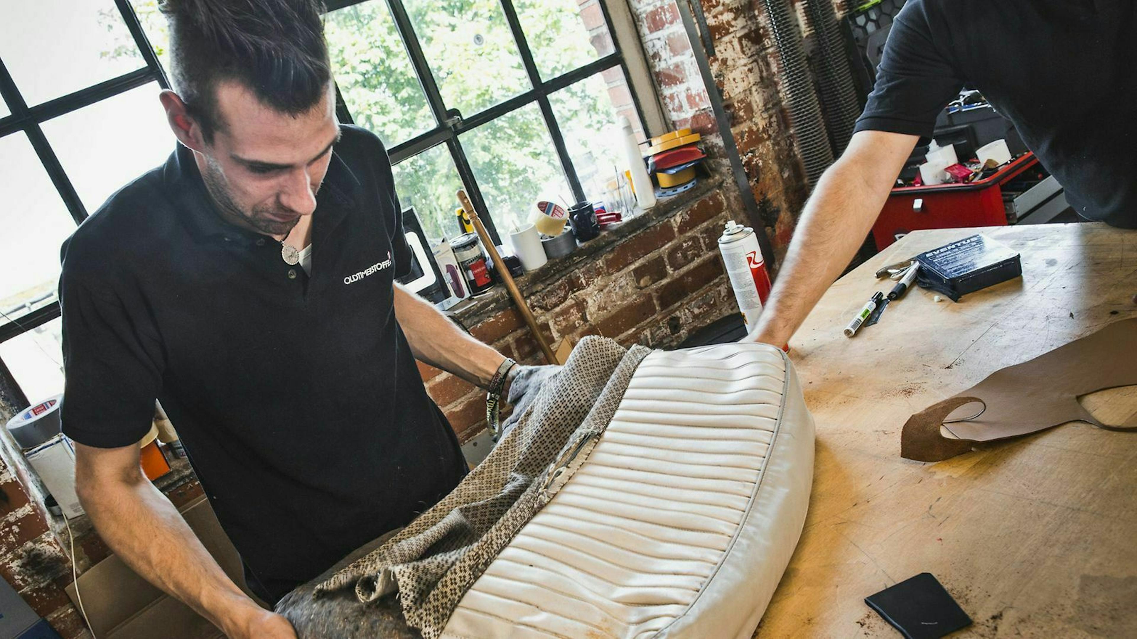 Autosattler sind Spezialisten für die Aufarbeitung von Leder und Stoffen im Fahrzeug.