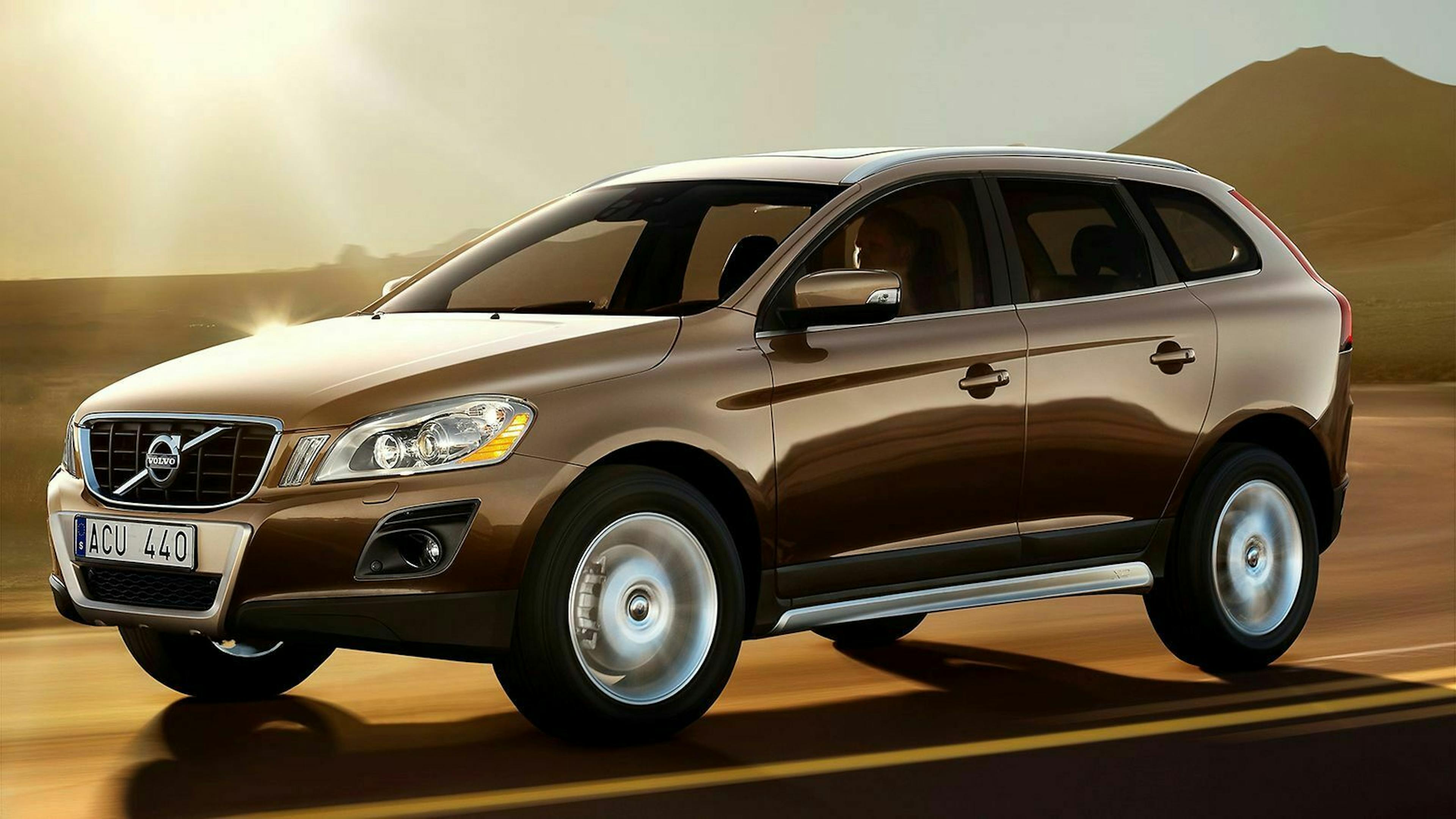 Volvo XC60 in der Seitenansicht, fahrend. Im Hintergrund ein Sonnenunterhang