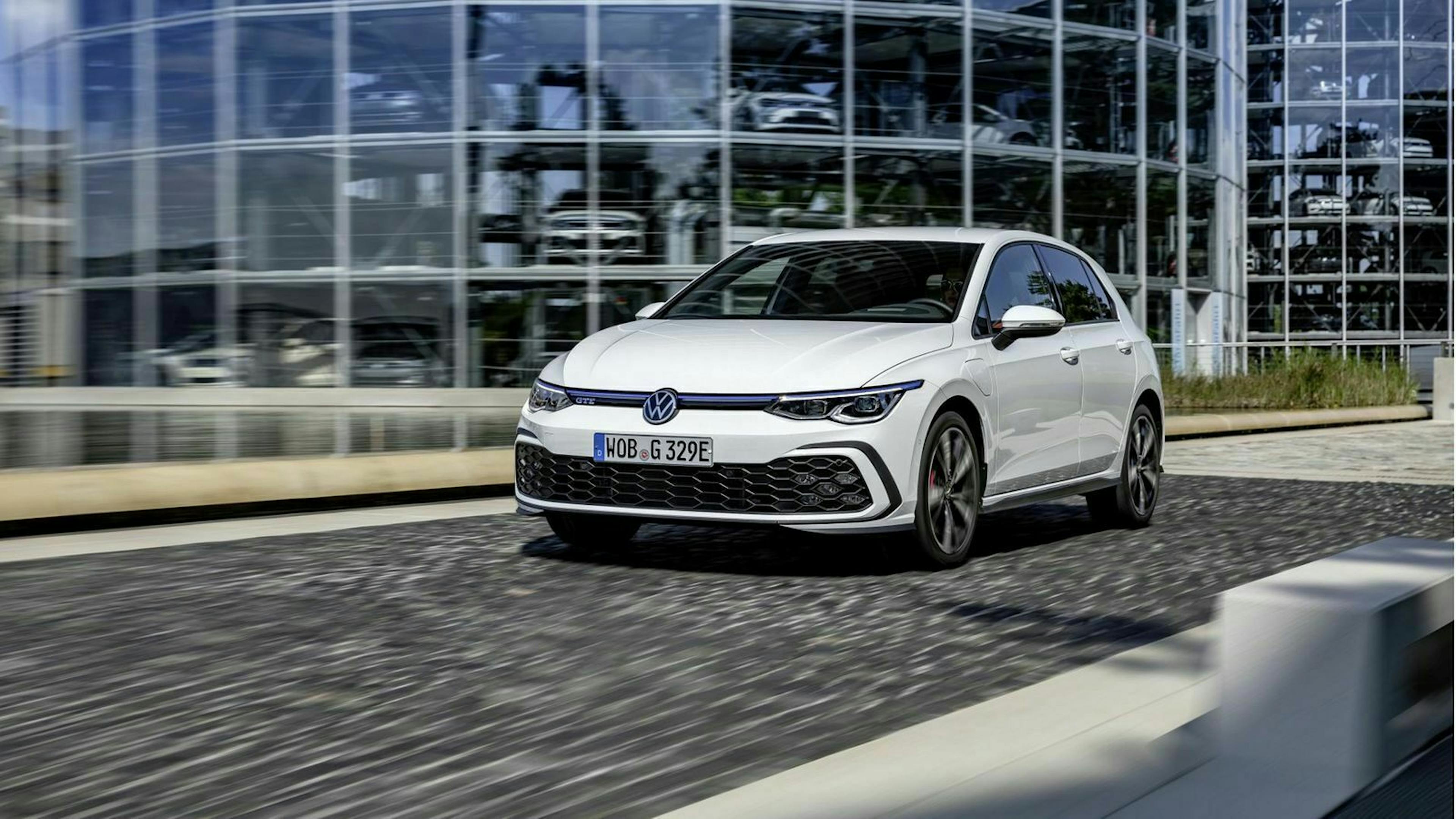 VW Golf 8 GTE in Frontansicht stehend