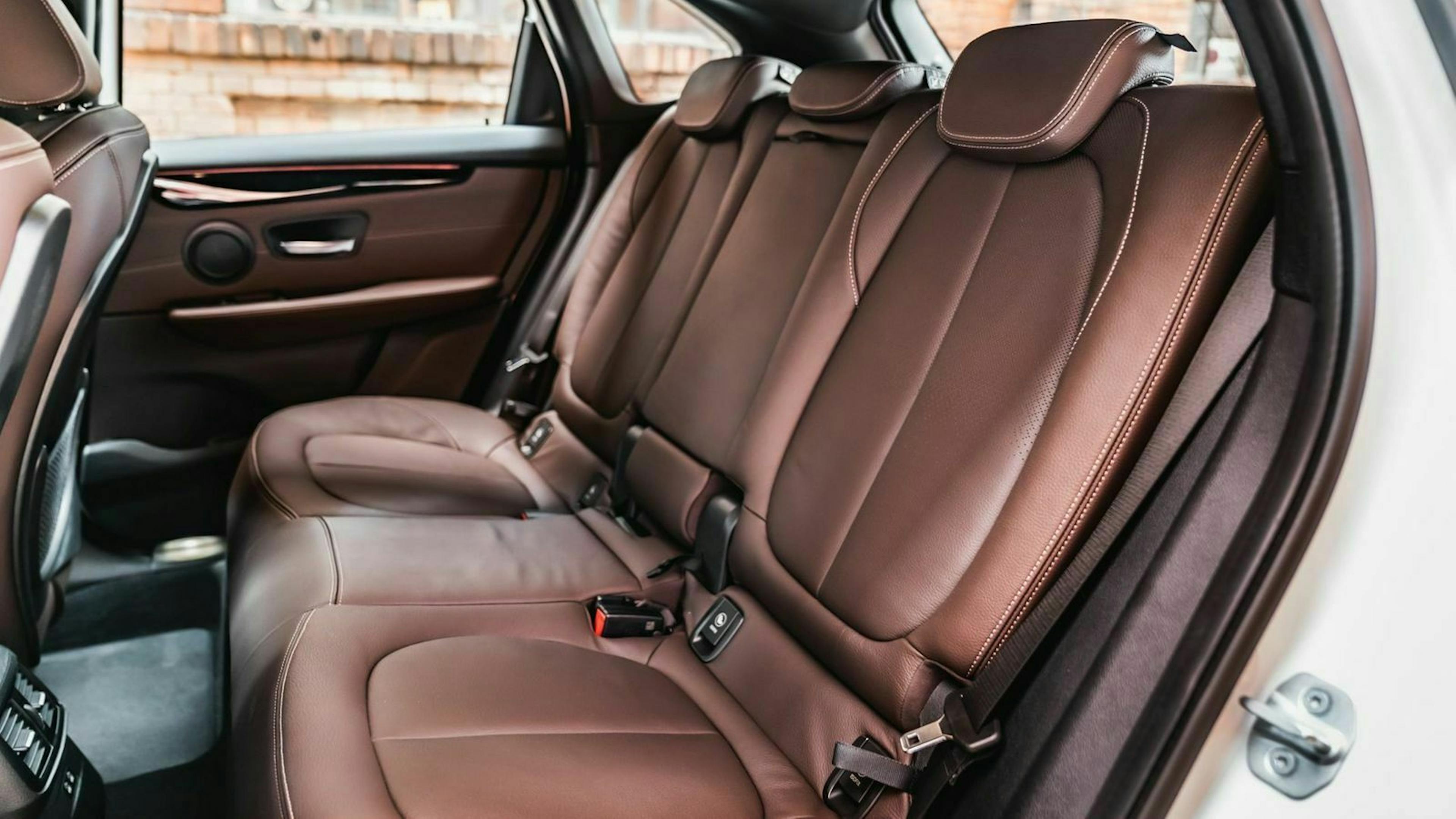 BMW 225 xe Test mit Sicht auf Sitzreihe hinten