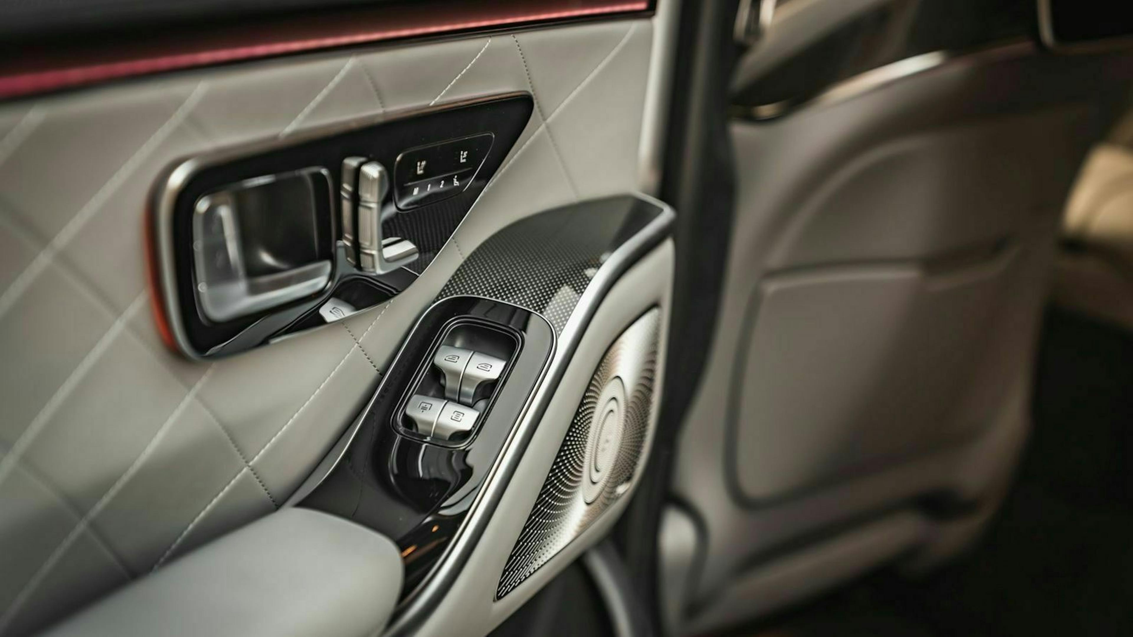 Zu sehen ist die Türverkleidung der Mercedes_S-Klasse 2020