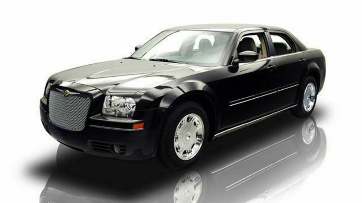 Schwarzer Chrysler 300 C auf weißem Hintergrund