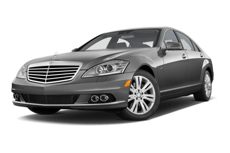 Silbernes Luxusauto, Limousine, seitliche Frontansicht auf weißem Hintergrund. Elegantes Design mit Chromdetails und modernen Scheinwerfern.