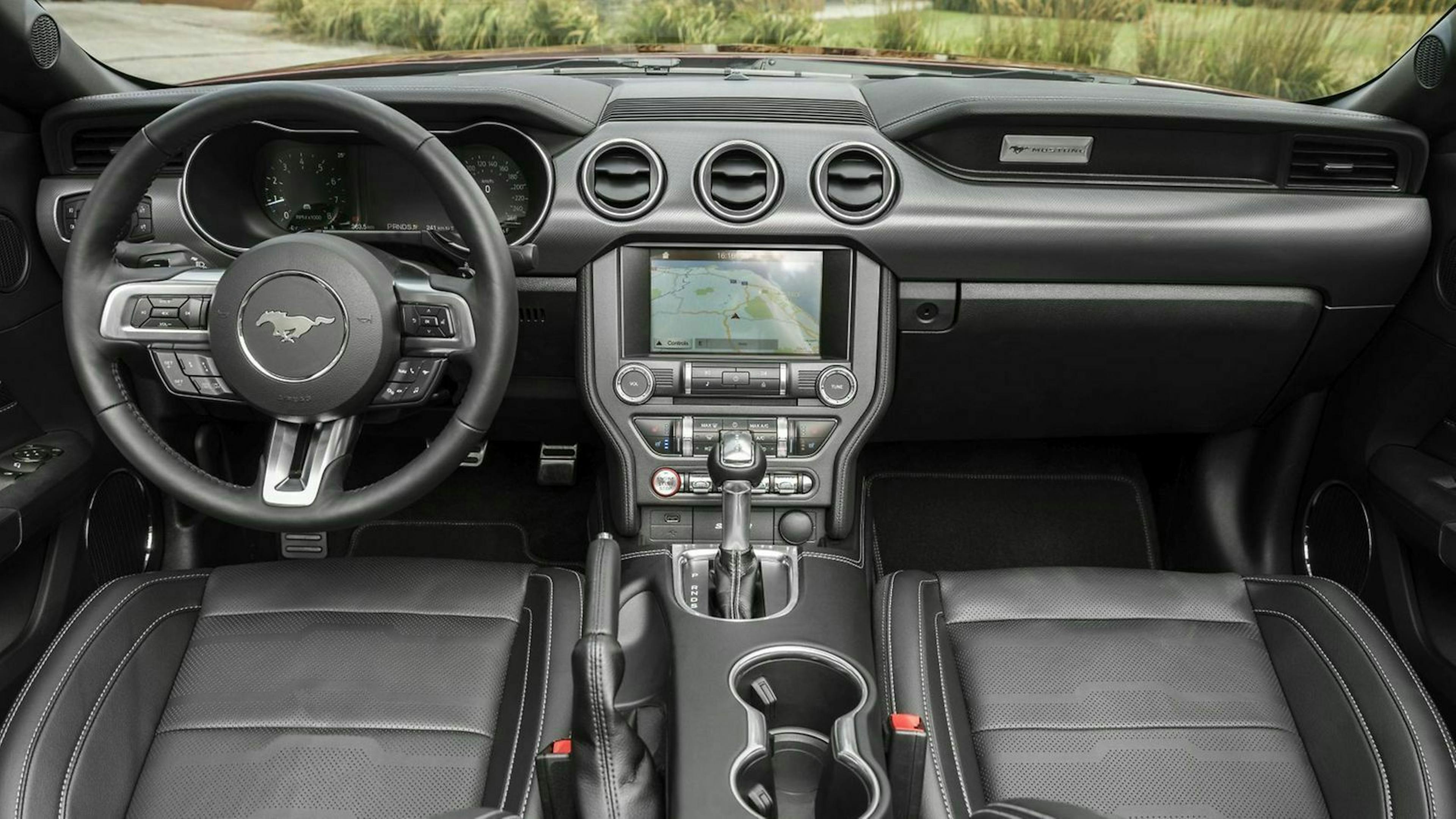 Cockpit-Ansicht des Ford Mustang