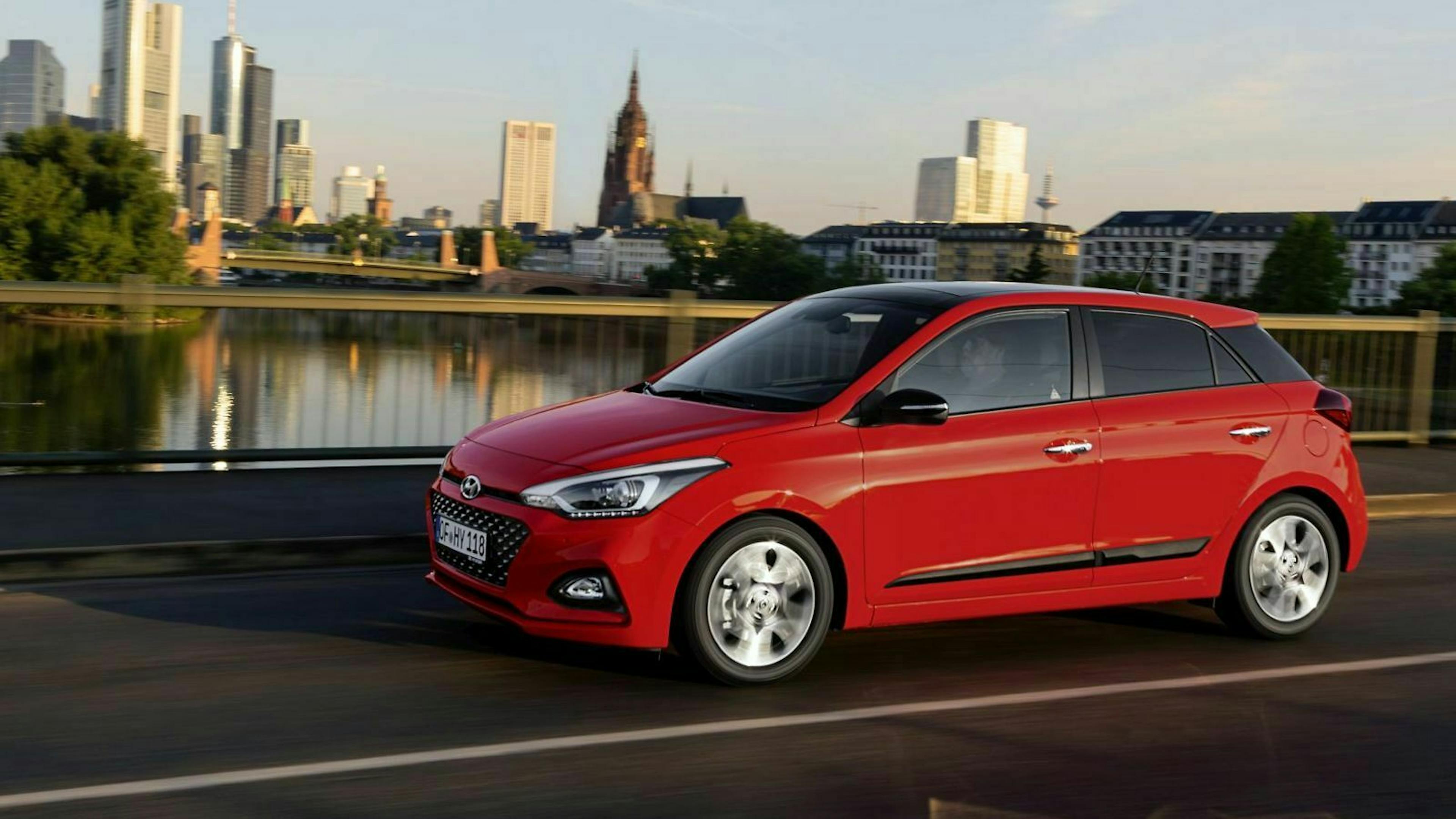 Hyundai i20 in der Seitenansicht, fahrend 