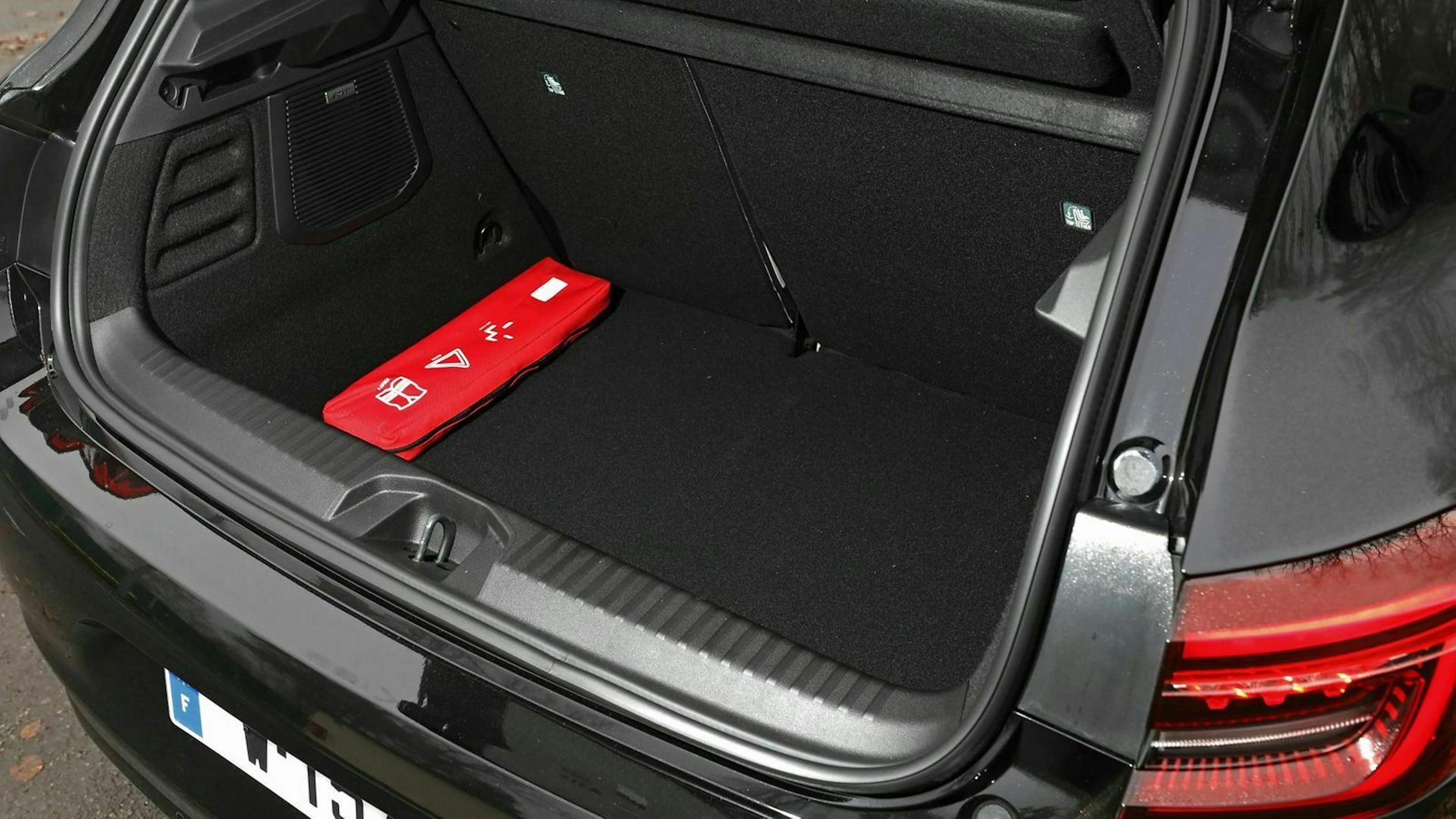 Zu sehen ist der Kofferraum des Renault Clio e-Tech Hybrid