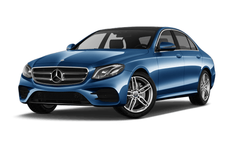 Blauer Mercedes-Benz mit silbernen Felgen, von vorne seitlich fotografiert, auf weißem Hintergrund.