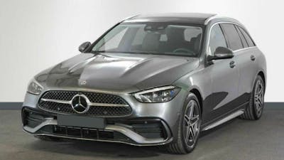 Eine dunkelgraue Mercedes-Benz C-Klasse mit Heckantrieb steht vor einem weißen Hintergrund