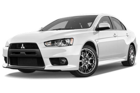 Weißer Mitsubishi Lancer Evolution mit sportlichem Design, einer markanten Frontpartie und Alufelgen, vor weißem Hintergrund.