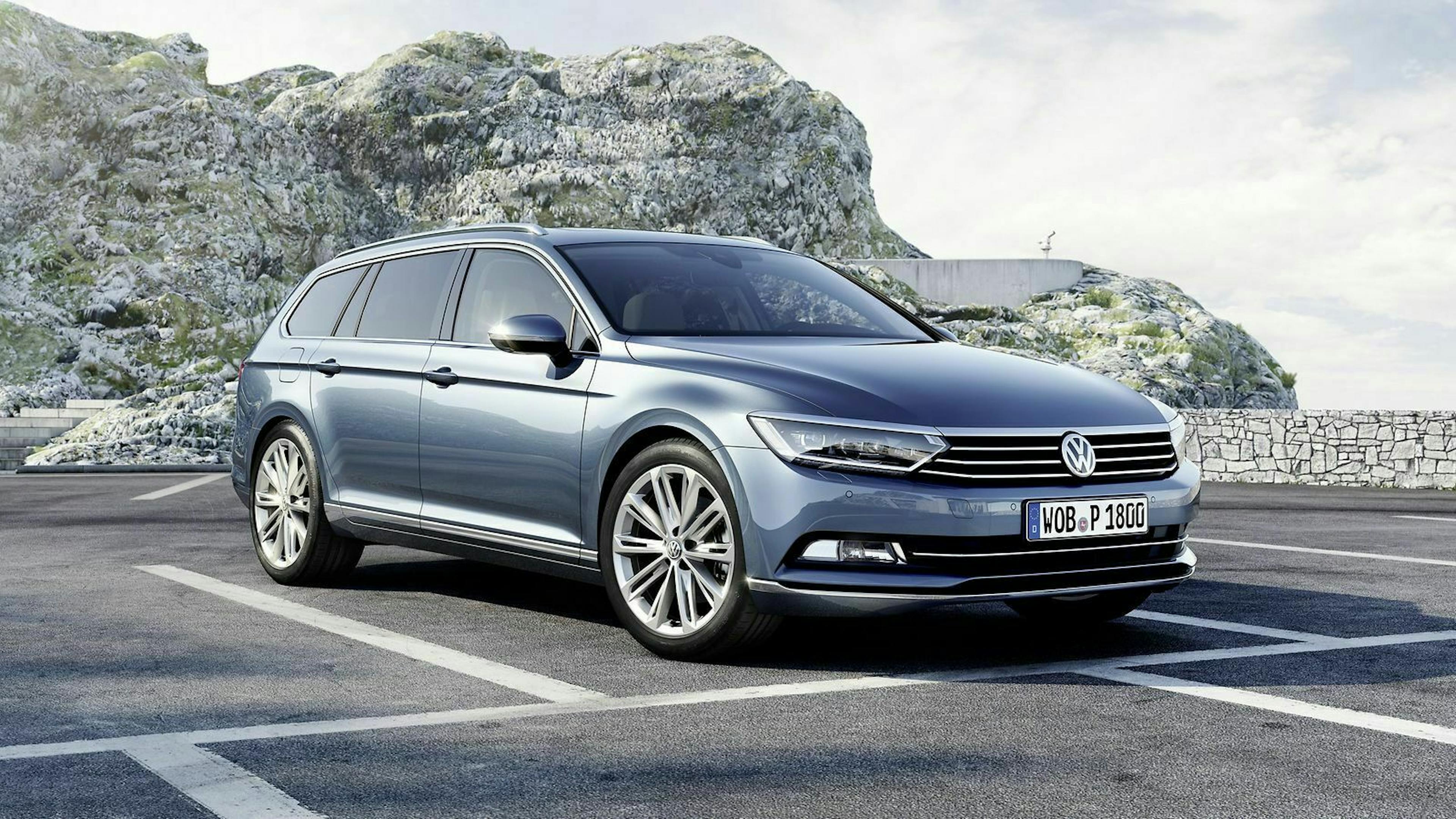 Zu sehen ist der VW Passat Variant, stehend auf einem Parkplatz