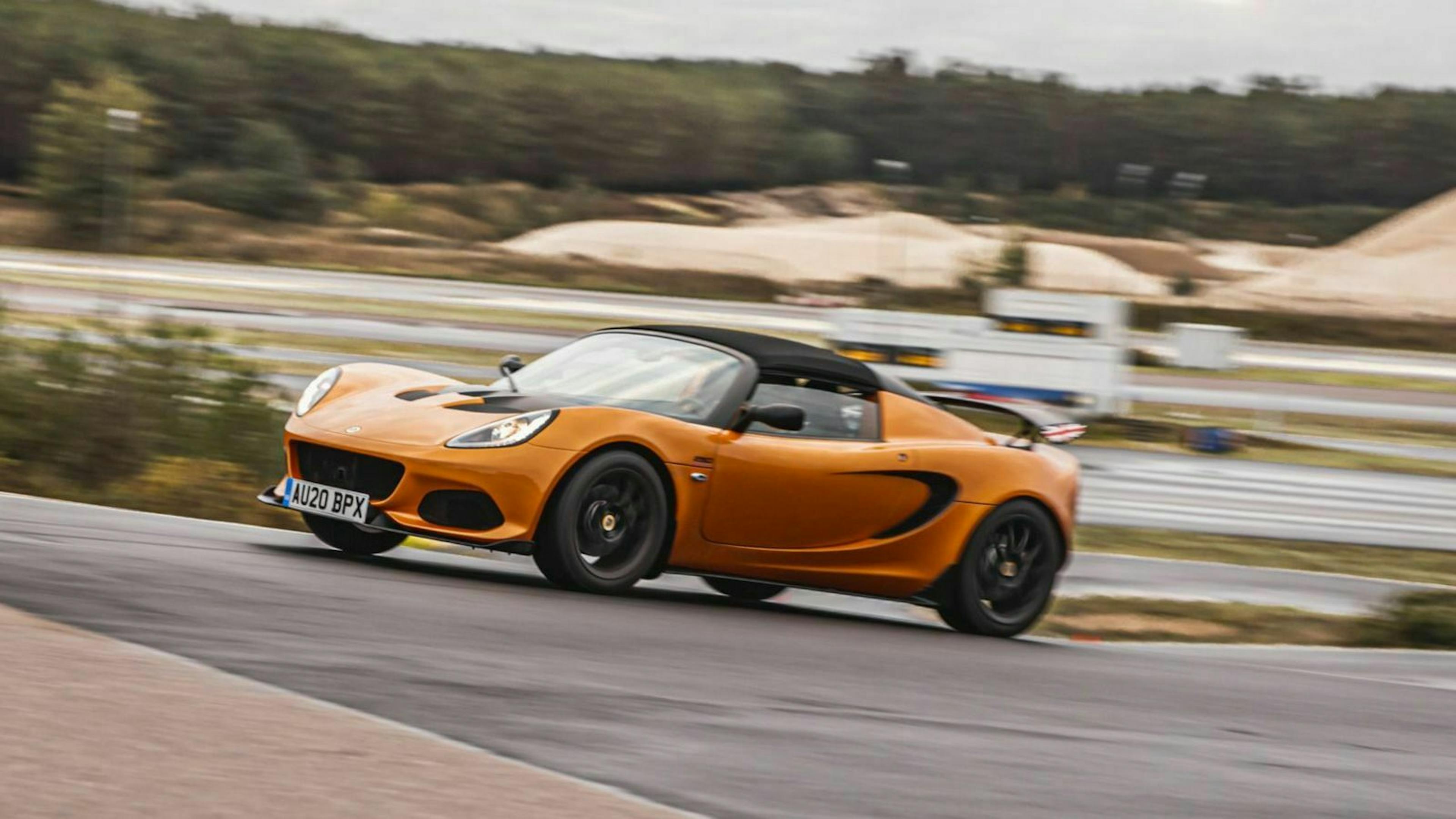 Zu sehen ist der Lotus Elise von vorne, fahrend