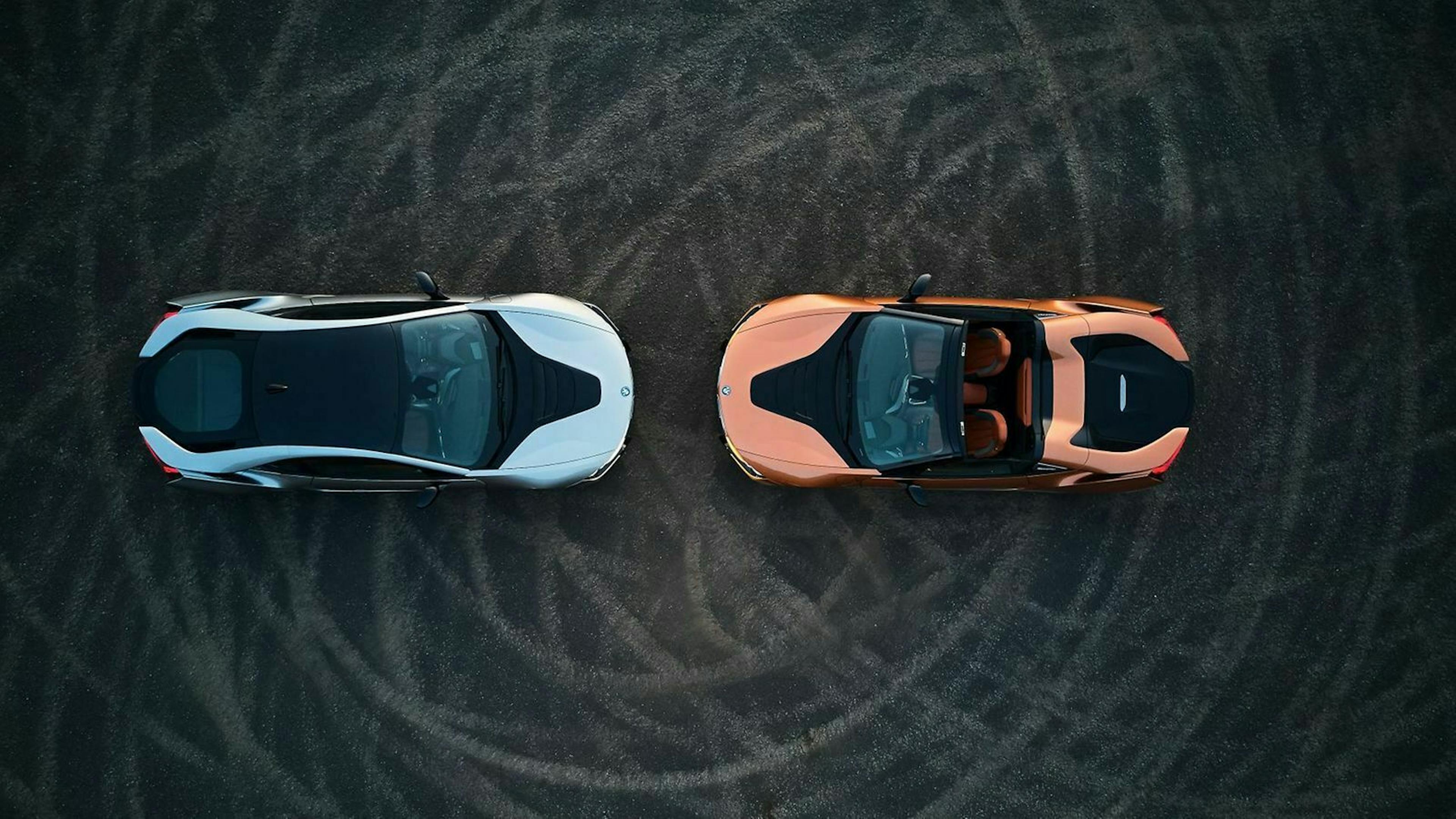 BMW i8 Coupé und Roadster stehen sich gegenüber