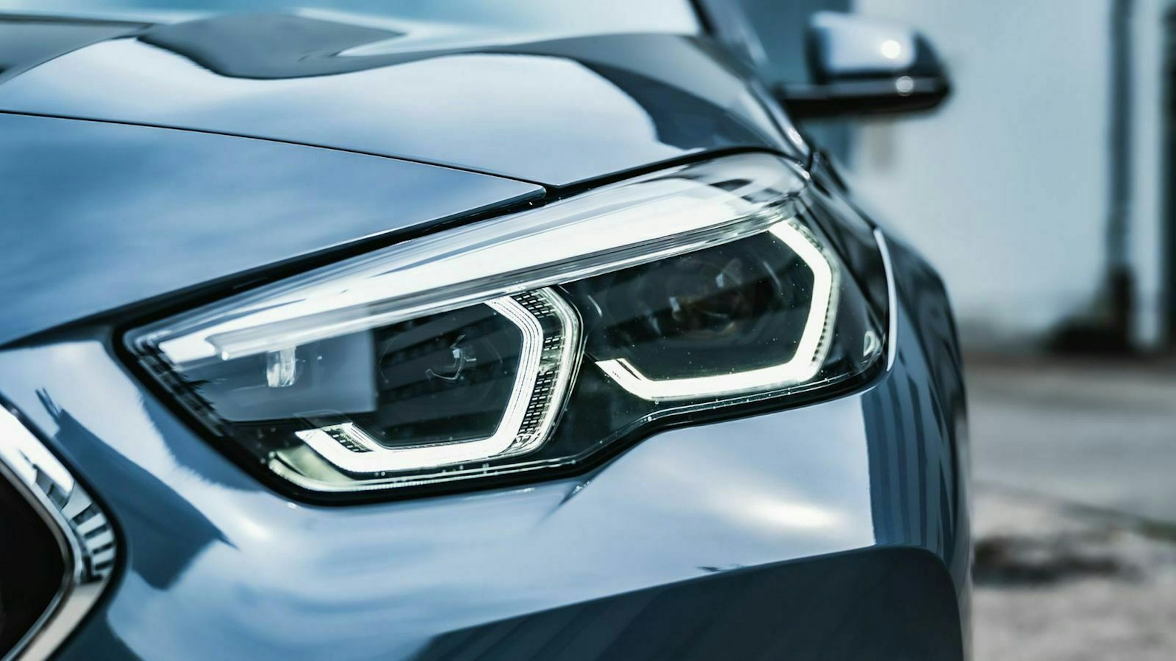 der Scheinwerfer des BMW 2er in Nahaufnahme