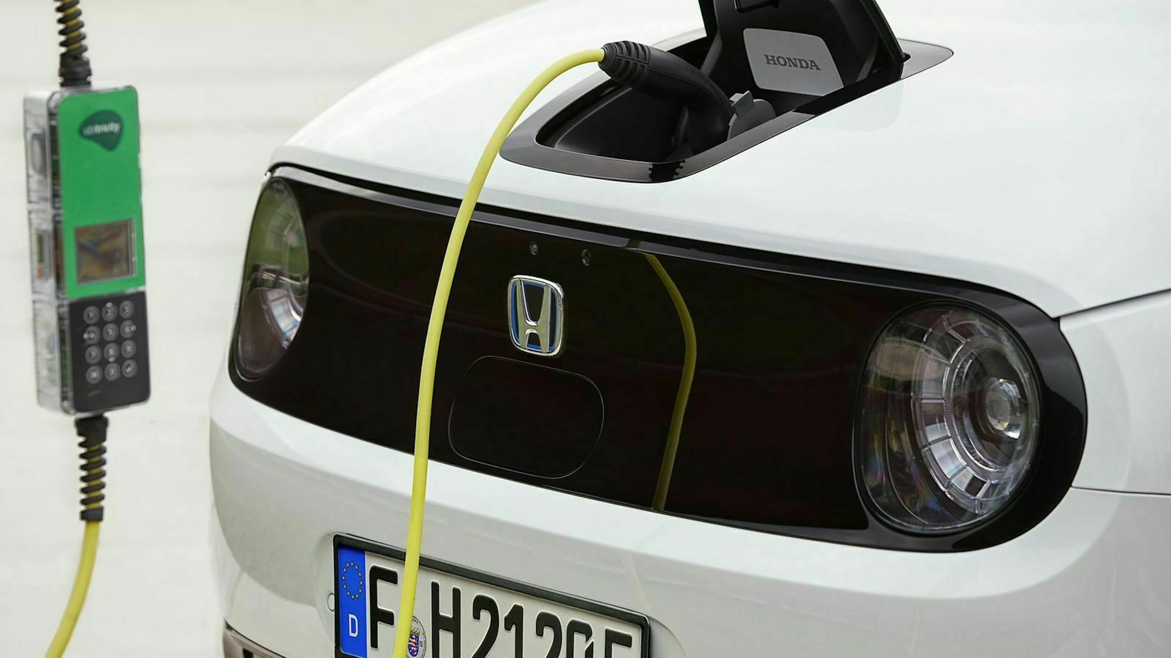 Zu sehen ist der Honda E beim aufladen
