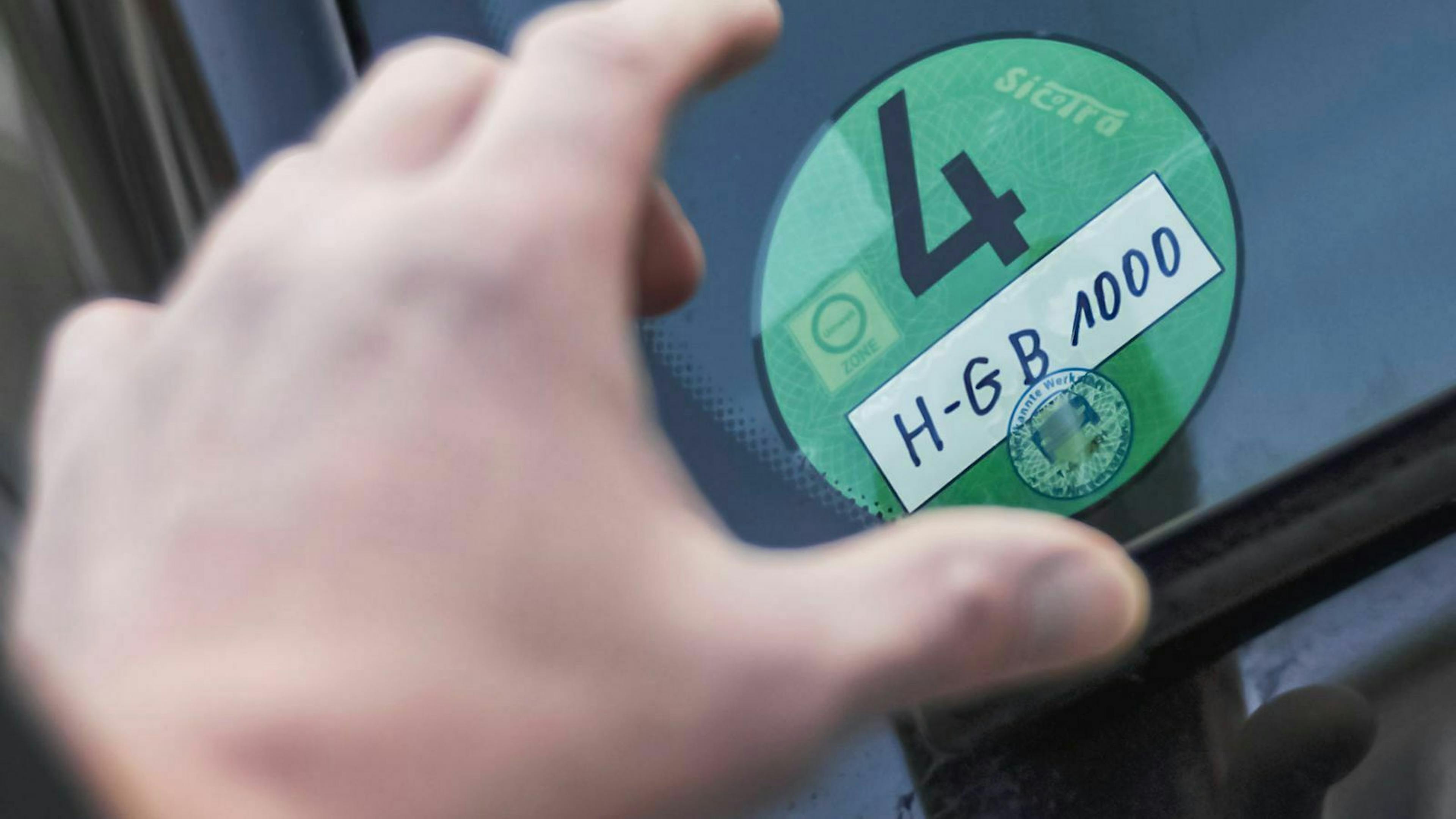 Du möchtest wissen, ob Dein Fahrzeug die grüne Plakette bekommt? Darüber entscheidet der sogenannte Emissionsschlüssel.