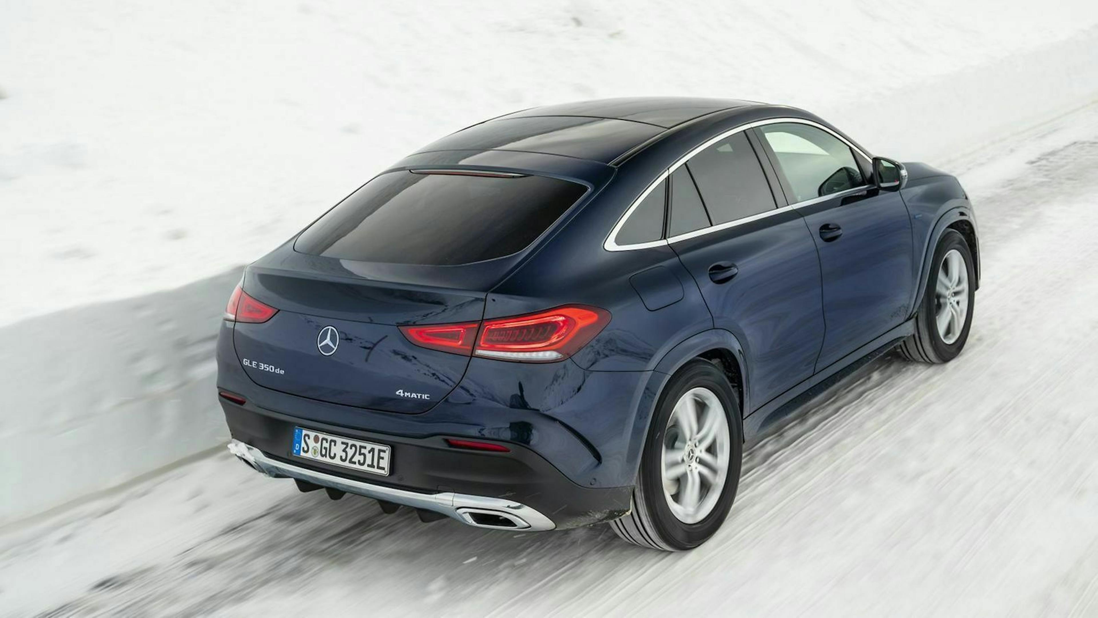 Mercedes GLE 350 de in der Ansicht von hinten-rechts, fahrend