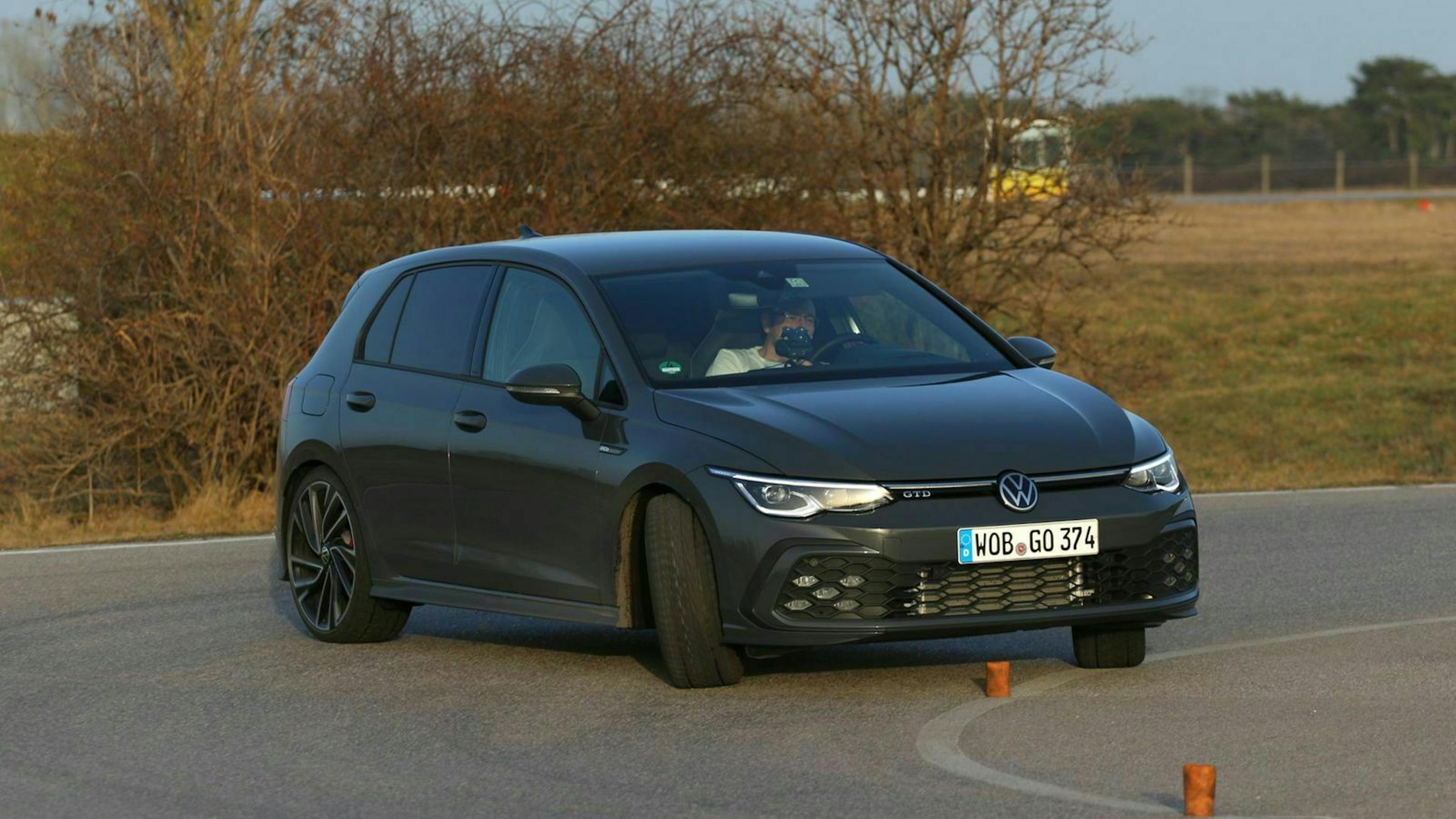 Zu sehen ist der Golf GTD von vorne, fahrend