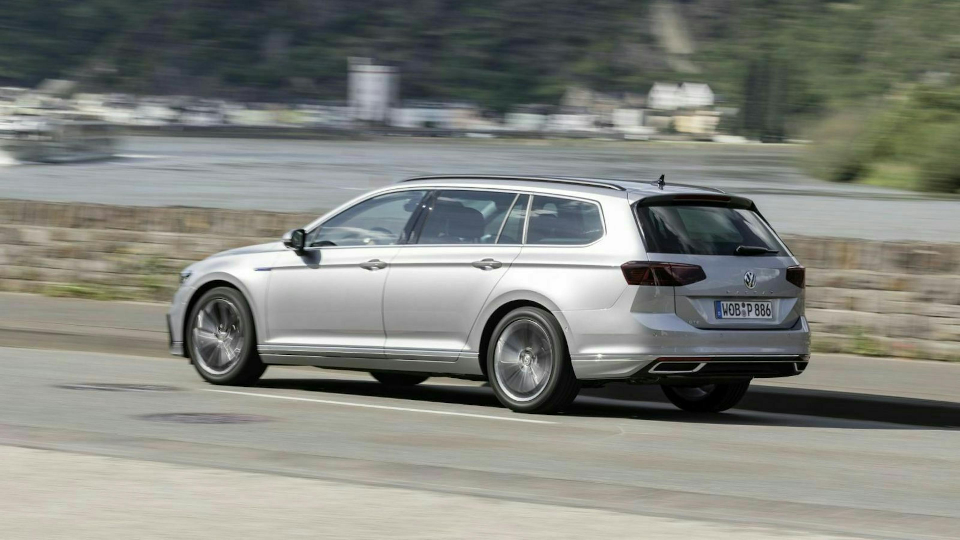 Zu sehen ist der VW Passat GTE Variant von hinten