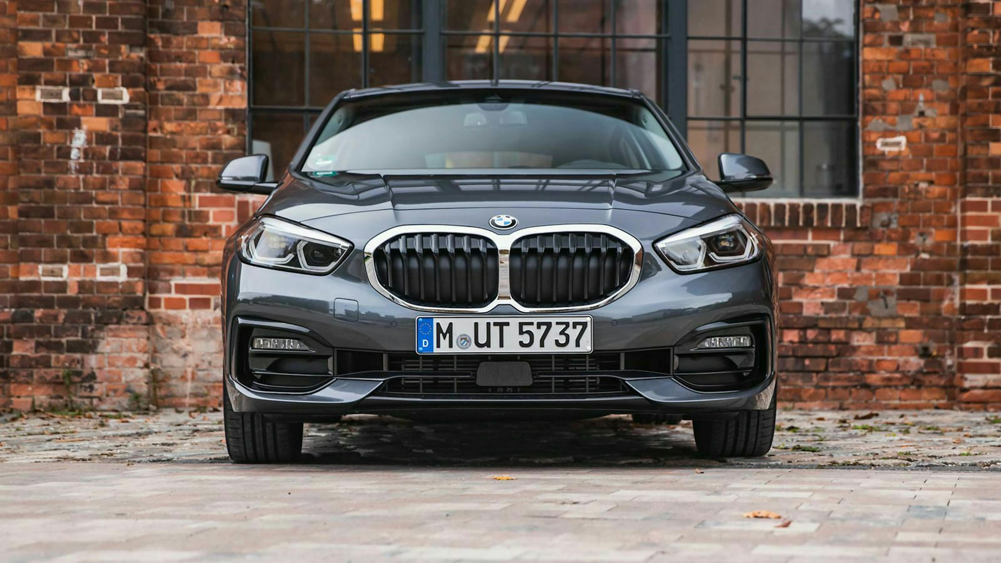 BMW 118d in der Frontansicht, stehend