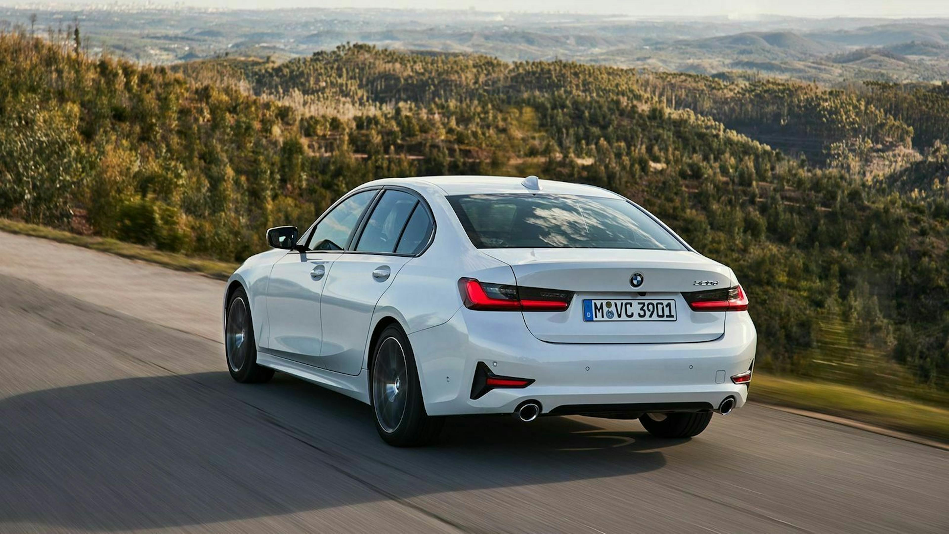 Zu sehen ist der 3er BMW von hinten