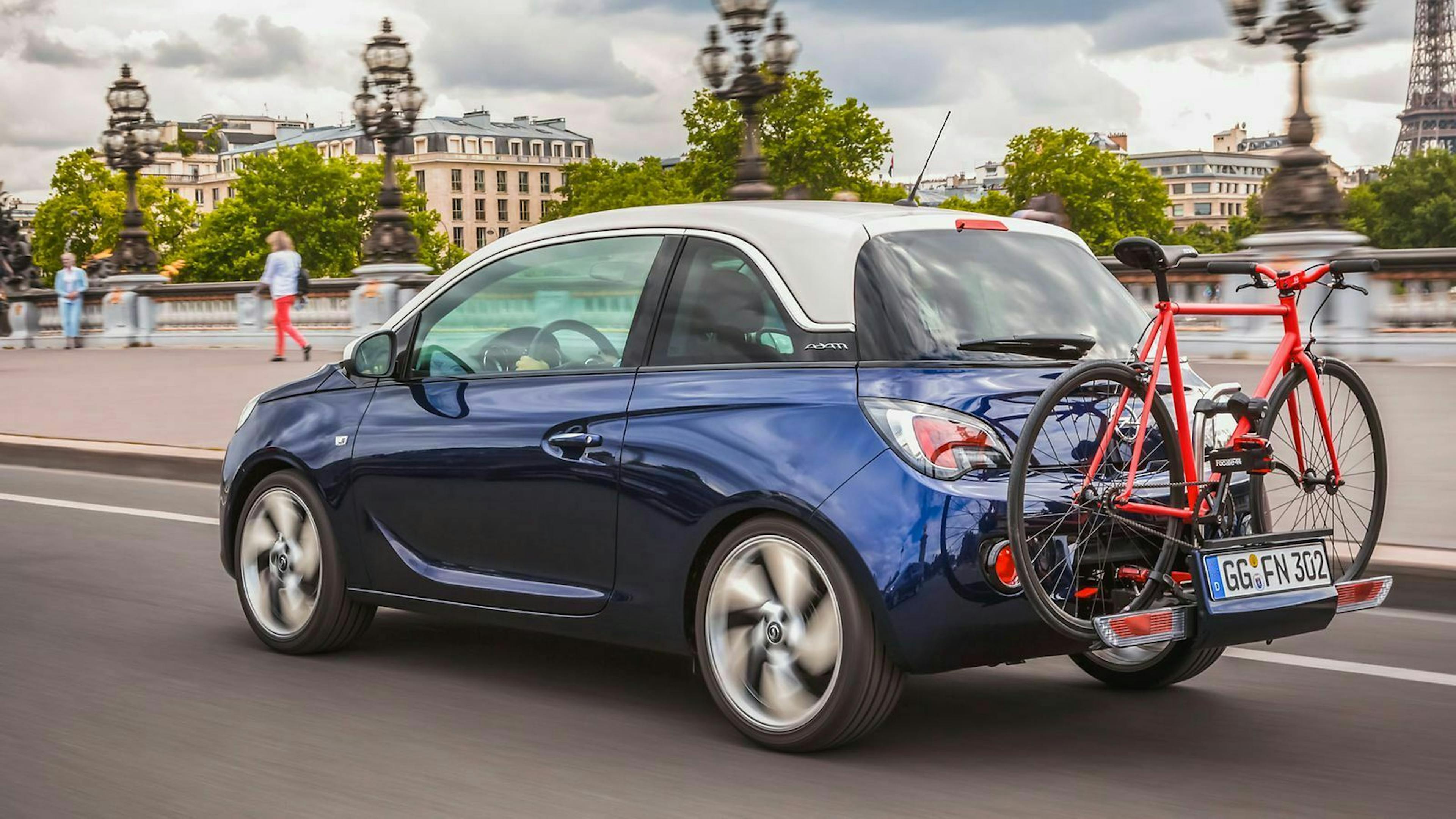 Praktisch: Opel bot den Adam mit "Flex Fix"-Fahrradträger im hinteren Stoßfänger an