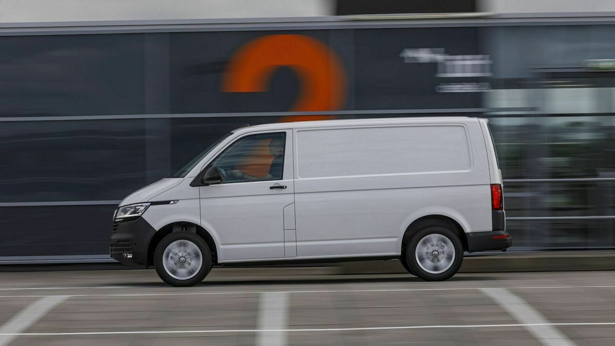 Der Transporter startet nun bei rund 34.100 Euro