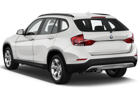 Weißer SUV der Marke BMW, Modell X1, von hinten fotografiert mit modernen Rücklichtern und sportlichem Design.