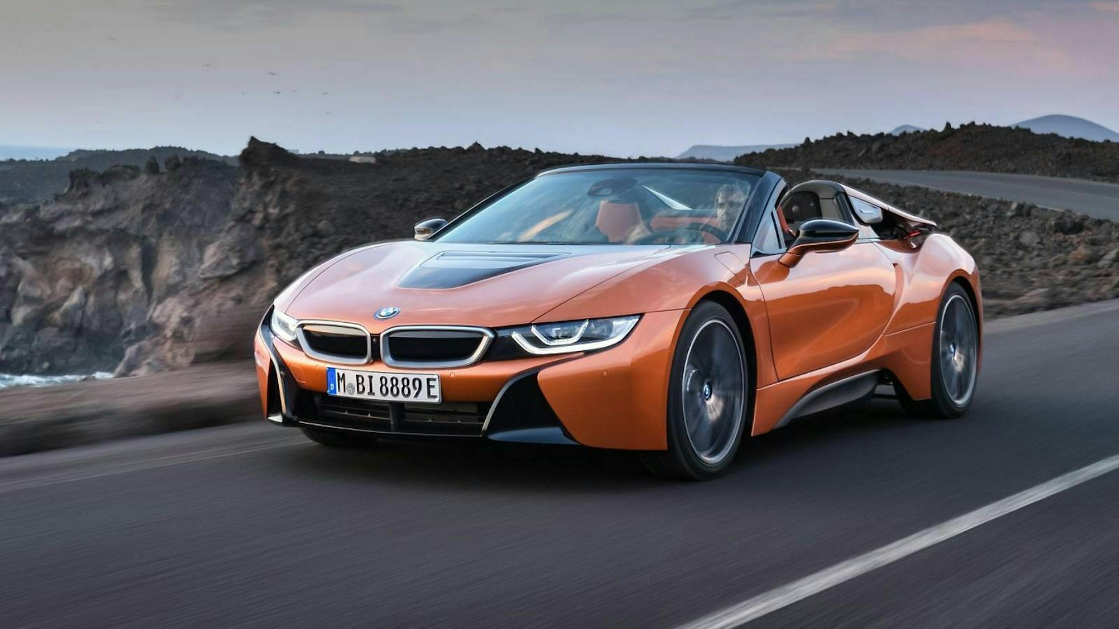 BMW i8 in der Frontansicht, fahrend 