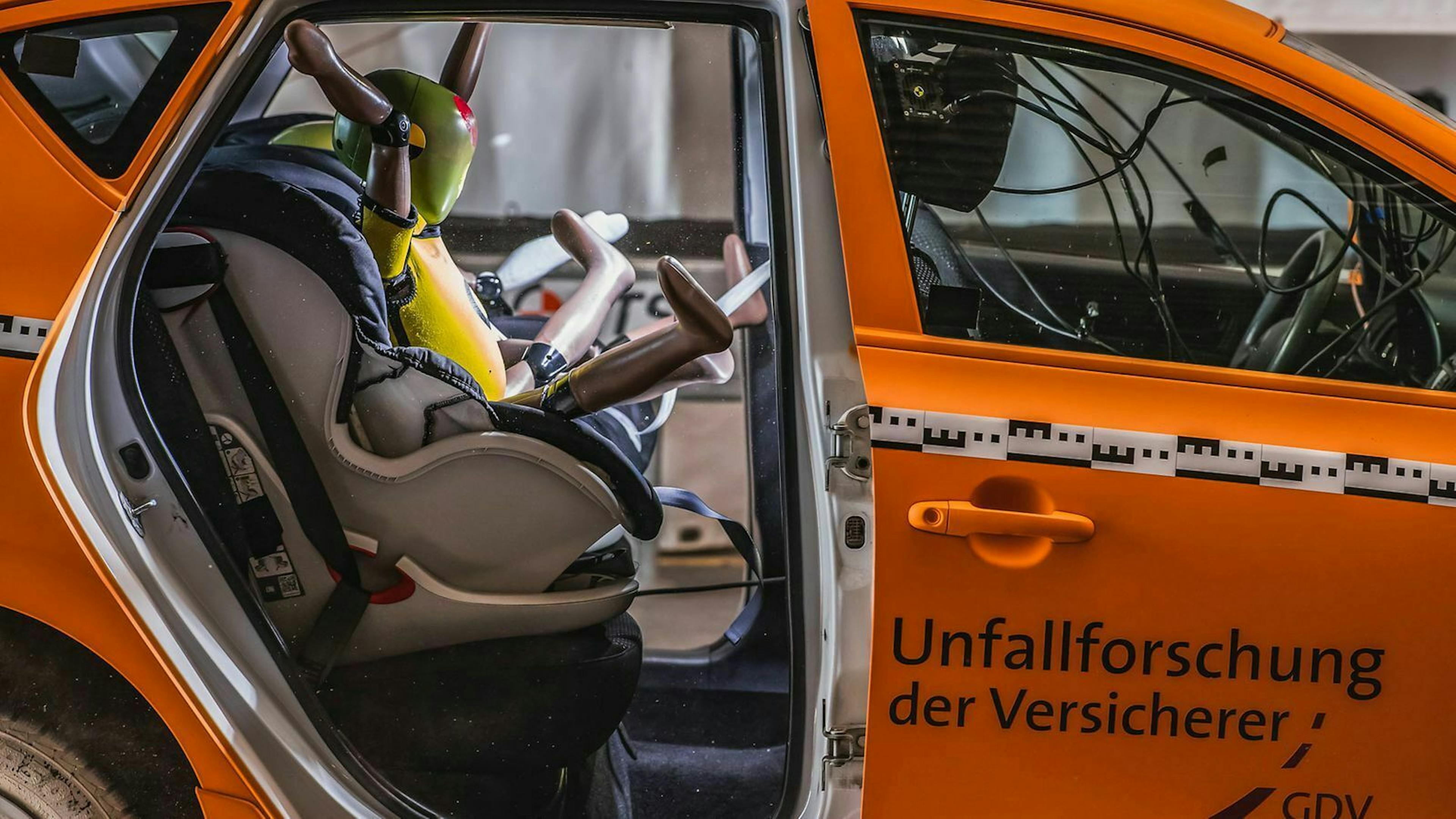 Ein Crashtest eines Kindersitzes.