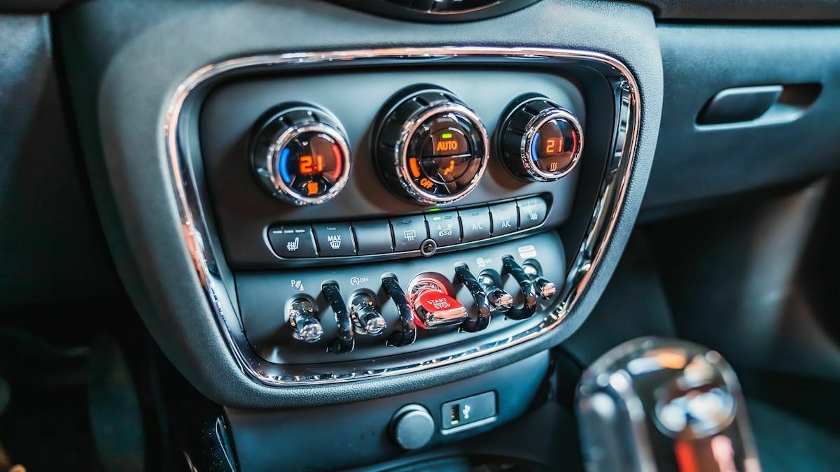 Zu sehen sind Multifunktionstasten des Mini Cooper S Clubman