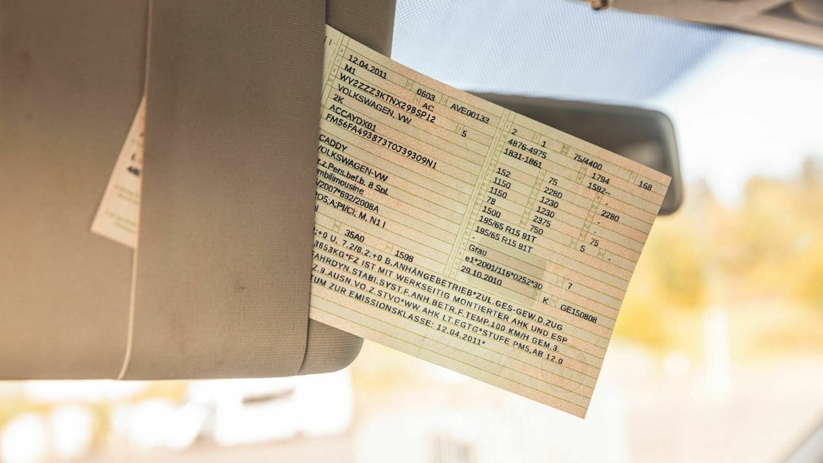 Fahrzeugschein hinter Sonnenblende