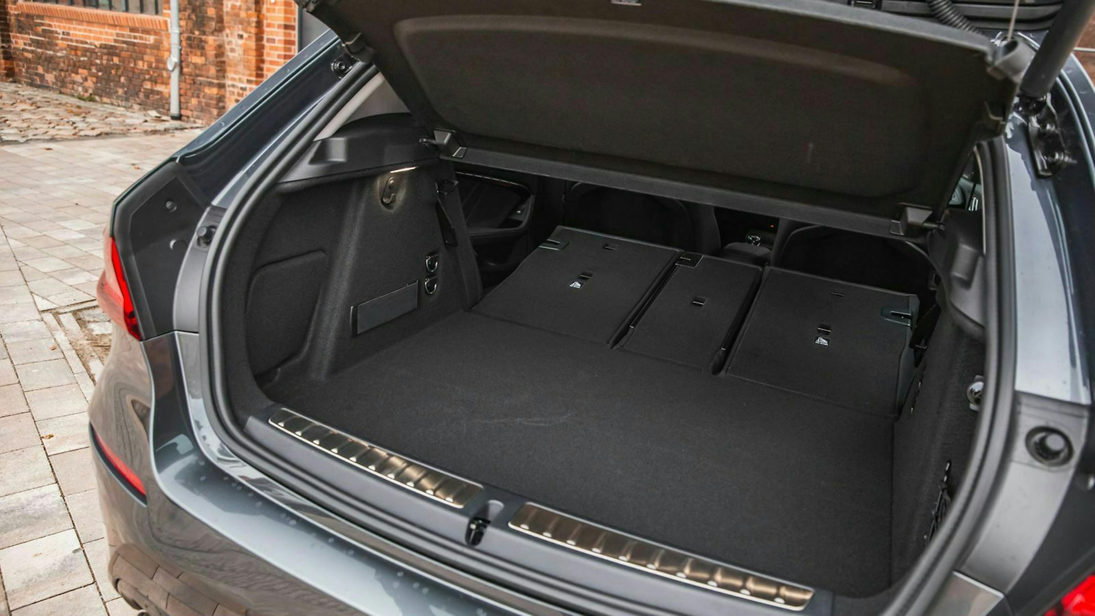 Blick in den Kofferraum des 1ers, bei geöffneter Heckklappe
