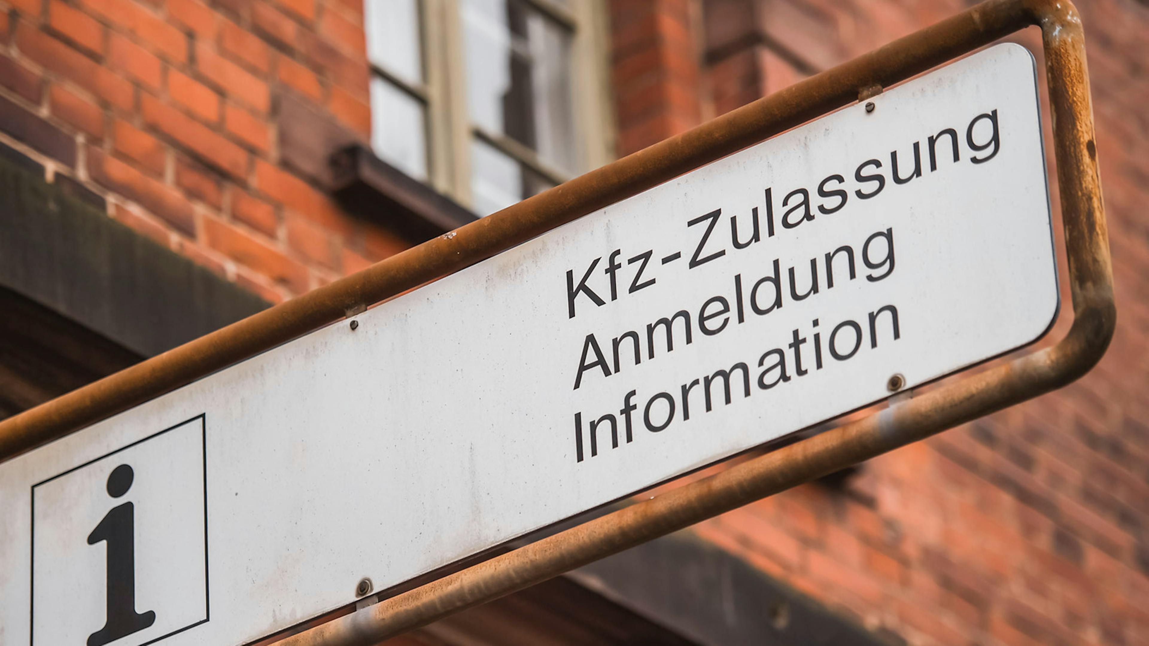 Ein Kurzzeitkennzeichen kannst du bei der für dich zuständigen Zulassungsbehörde beantragen.