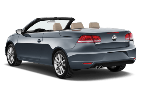 Silbernes Volkswagen Cabrio mit geöffnetem Verdeck, Rückansicht, beige Sitze, sportliches Design, zwei Auspuffrohre.