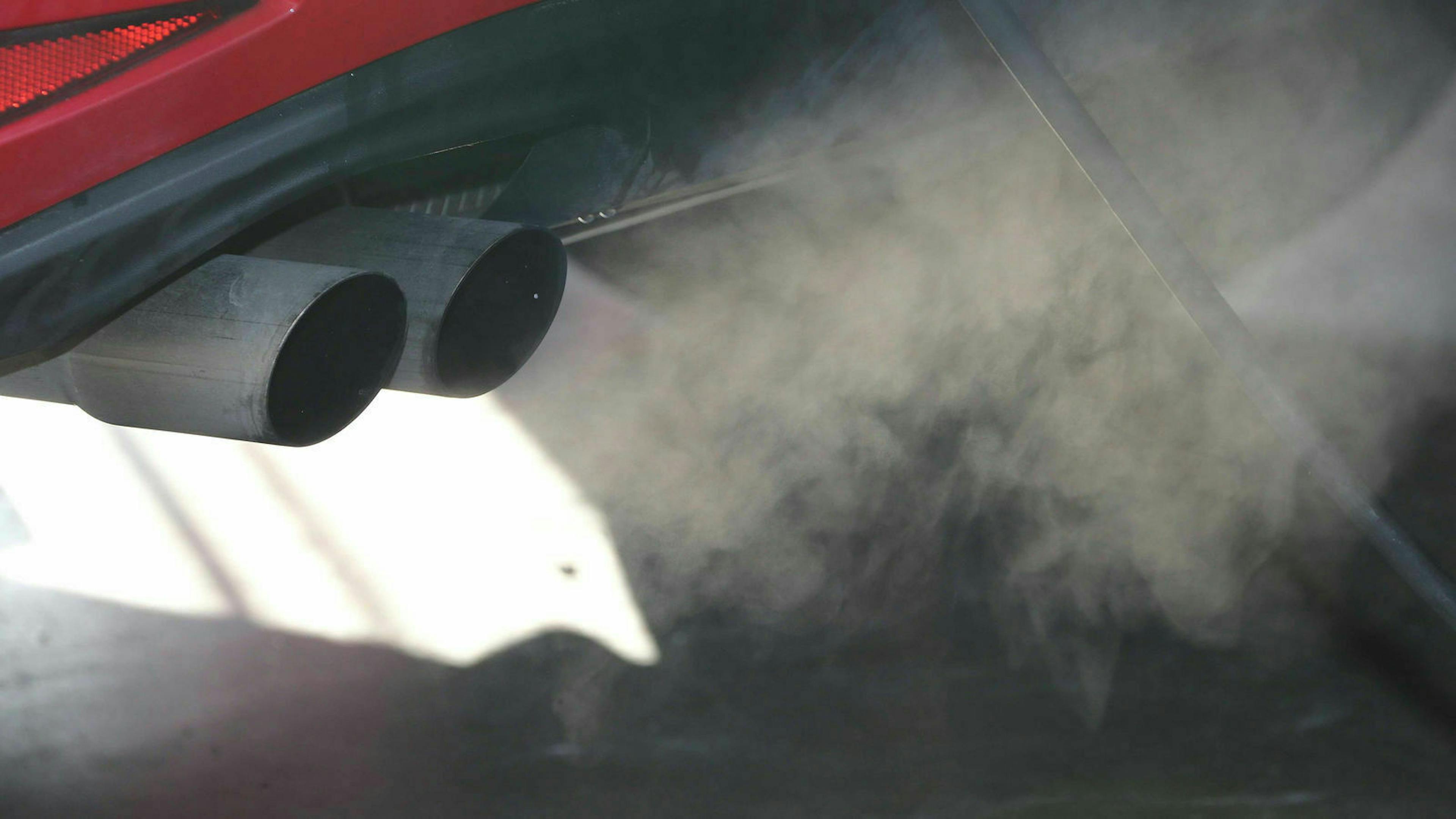 Zu sehen ist ein Auspuffrohr eines Autos