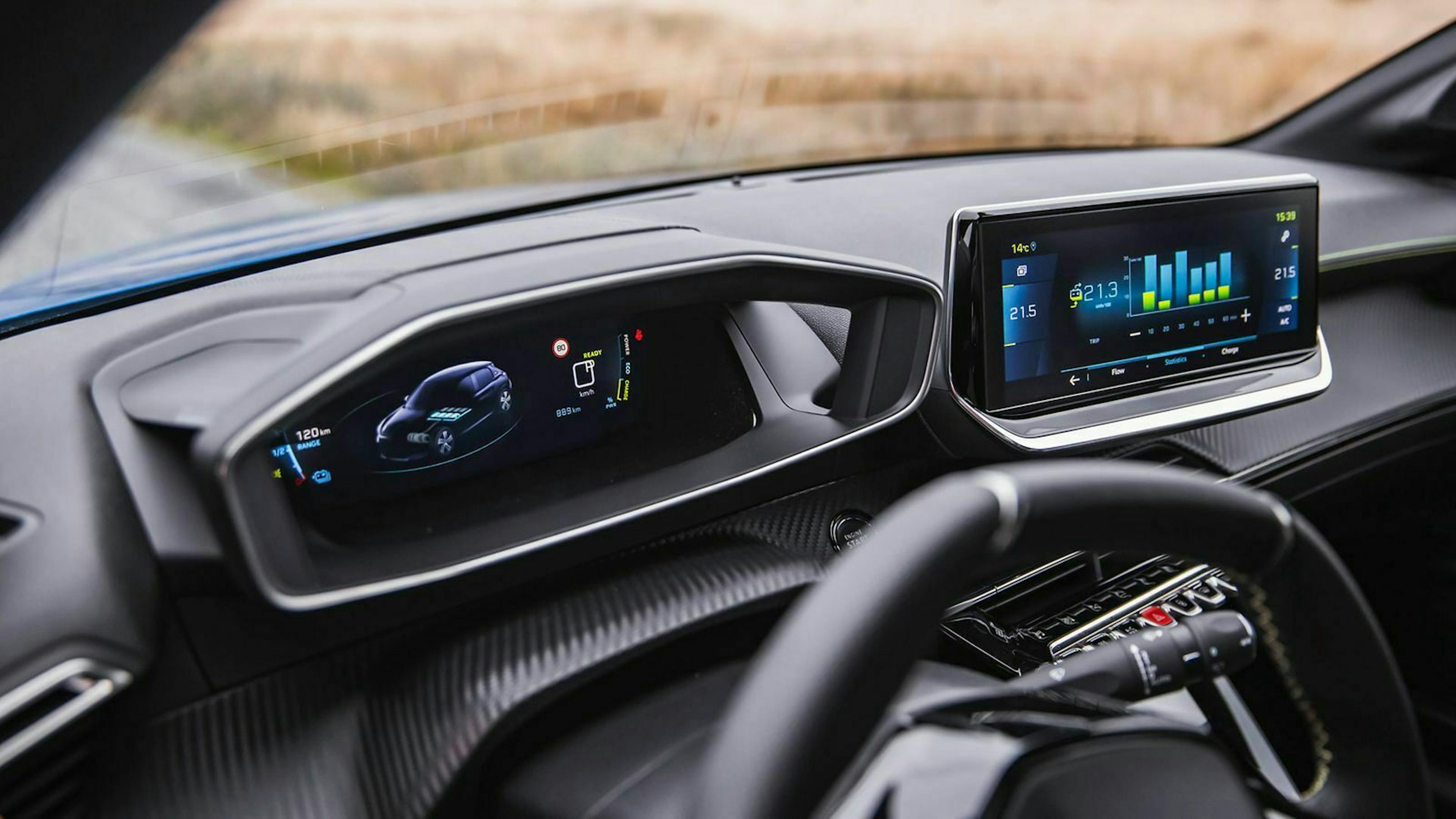 Das Infotainment-System gleicht dem der Standard-Modelle. Hinzu kommen nur Ladeinformationen, Energiefluss und Verbrauchsdaten