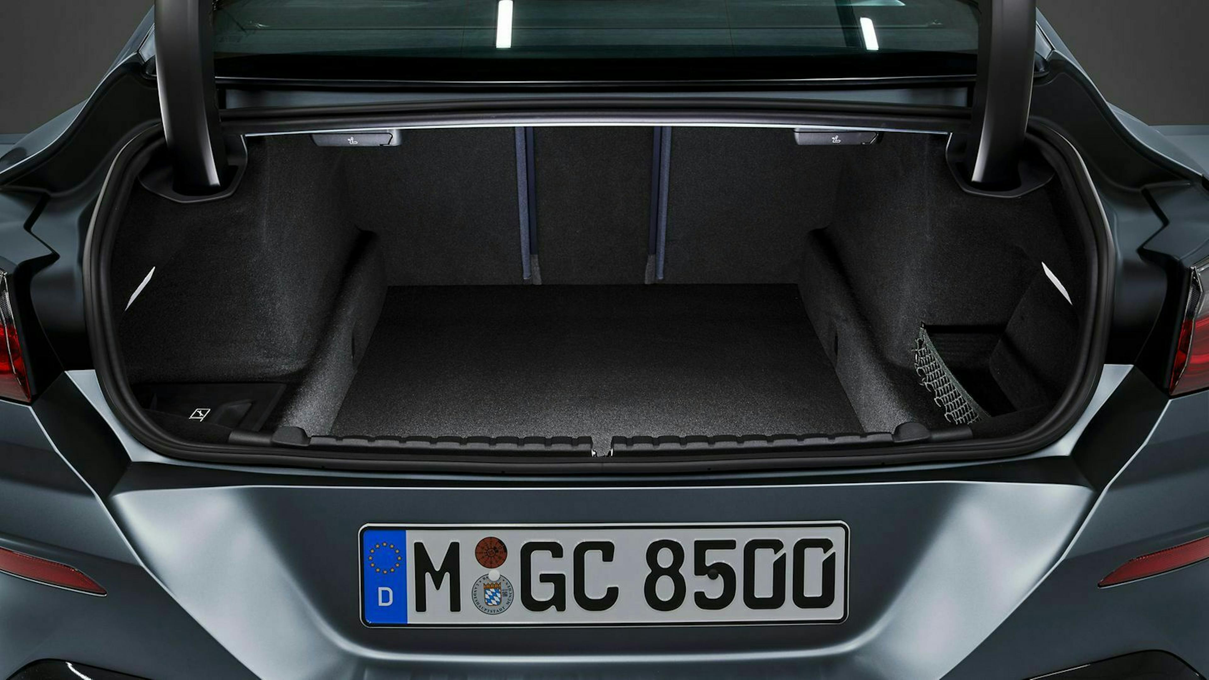 In den Kofferraum des neuen BMW 8er Gran Coupé passen 440 Liter